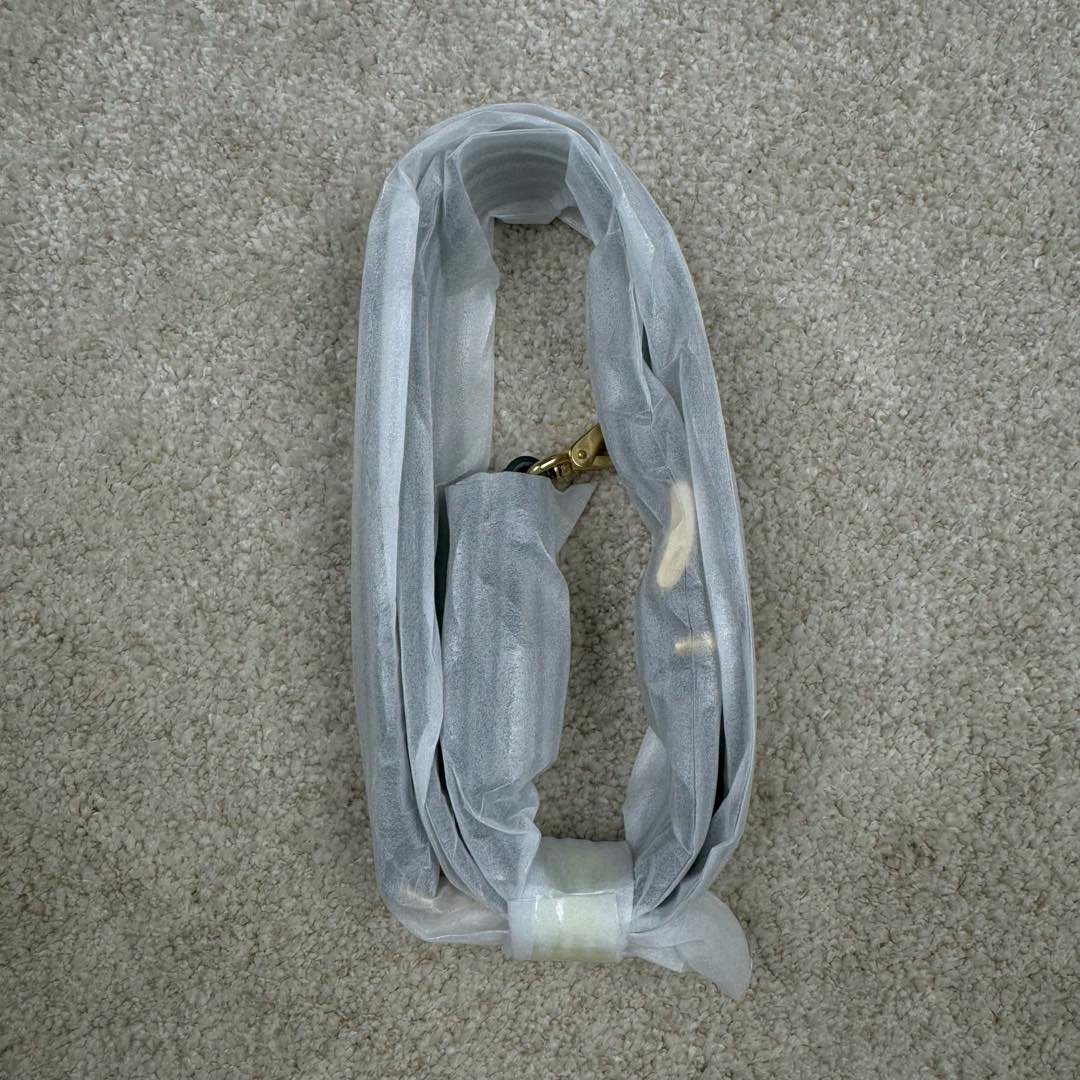 图片[6]-＃GD广顶 MIU MIU 缪缪金色五金配件正面压纹刻字徽标拉链开合皮革保龄球包单肩手提包 常规 女款 黑色 采用顶级进口小牛皮 皮质光滑细腻柔软 棉质缎面衬里 这款包包很酷 定格精致的多功能设计 融合男装和女装元素 增加了皮革长肩带 实用性更高 造型更多样化 随性慵懒 自然洒脱 充满个性 超大容量还很轻便 简约却不简单 各大时尚搏主几乎人手一个 尺寸：34X23X11CM-选品中心