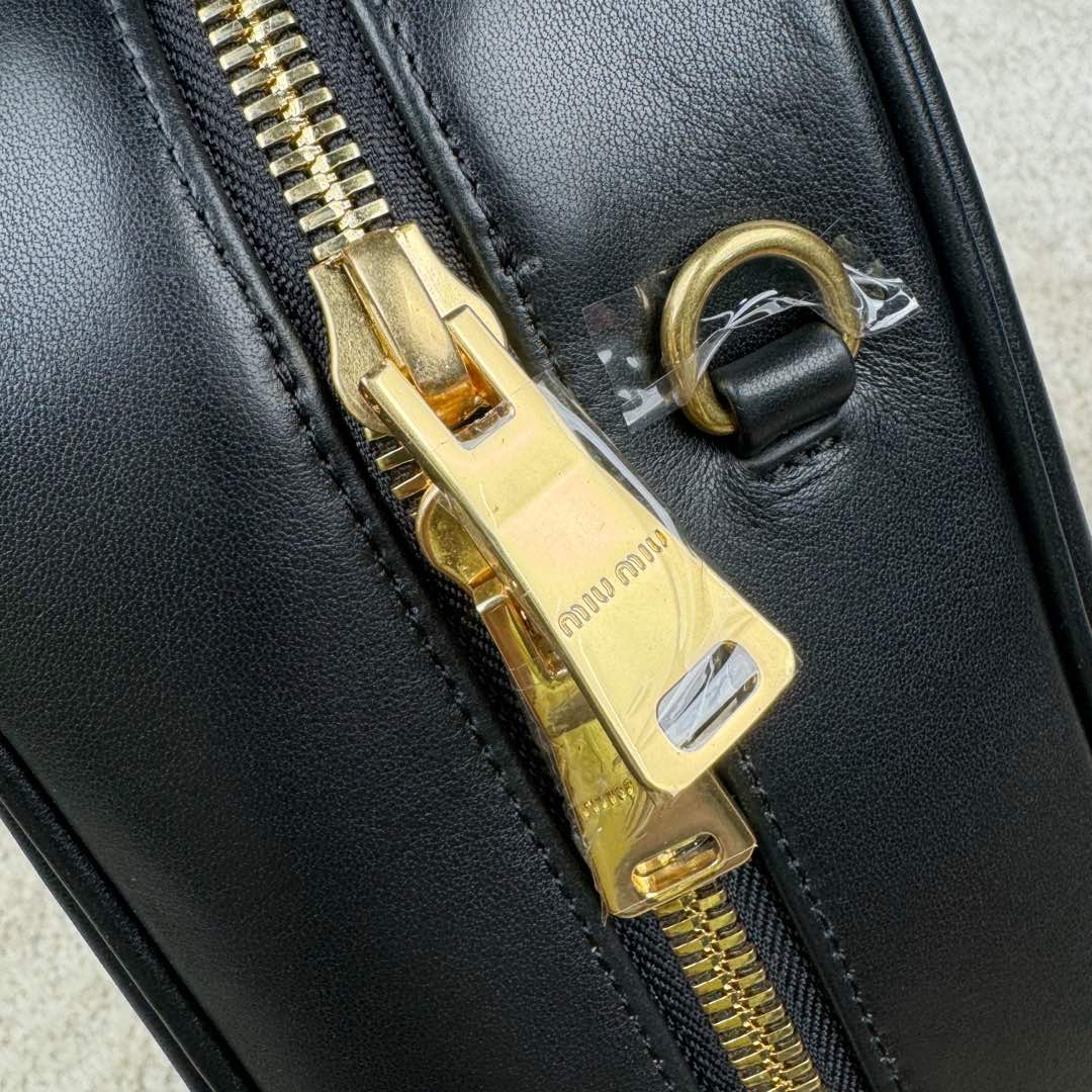 图片[5]-＃GD广顶 MIU MIU 缪缪金色五金配件正面压纹刻字徽标拉链开合皮革保龄球包单肩手提包 常规 女款 黑色 采用顶级进口小牛皮 皮质光滑细腻柔软 棉质缎面衬里 这款包包很酷 定格精致的多功能设计 融合男装和女装元素 增加了皮革长肩带 实用性更高 造型更多样化 随性慵懒 自然洒脱 充满个性 超大容量还很轻便 简约却不简单 各大时尚搏主几乎人手一个 尺寸：34X23X11CM-选品中心