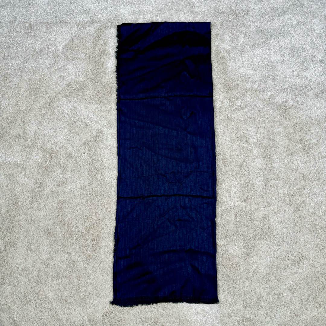 #GD广顶 DIOR迪奥 双面设计羊绒绒线围巾男女同款情侣款 面料成本含羊毛 天蚕丝及山羊绒 质感特别柔软且亲肤 当然最具特色的还是满印的刺绣纹路 最后搭配宝蓝色系 说是特别好看一点都不为过 尺码:1.8×1.2M-选品中心