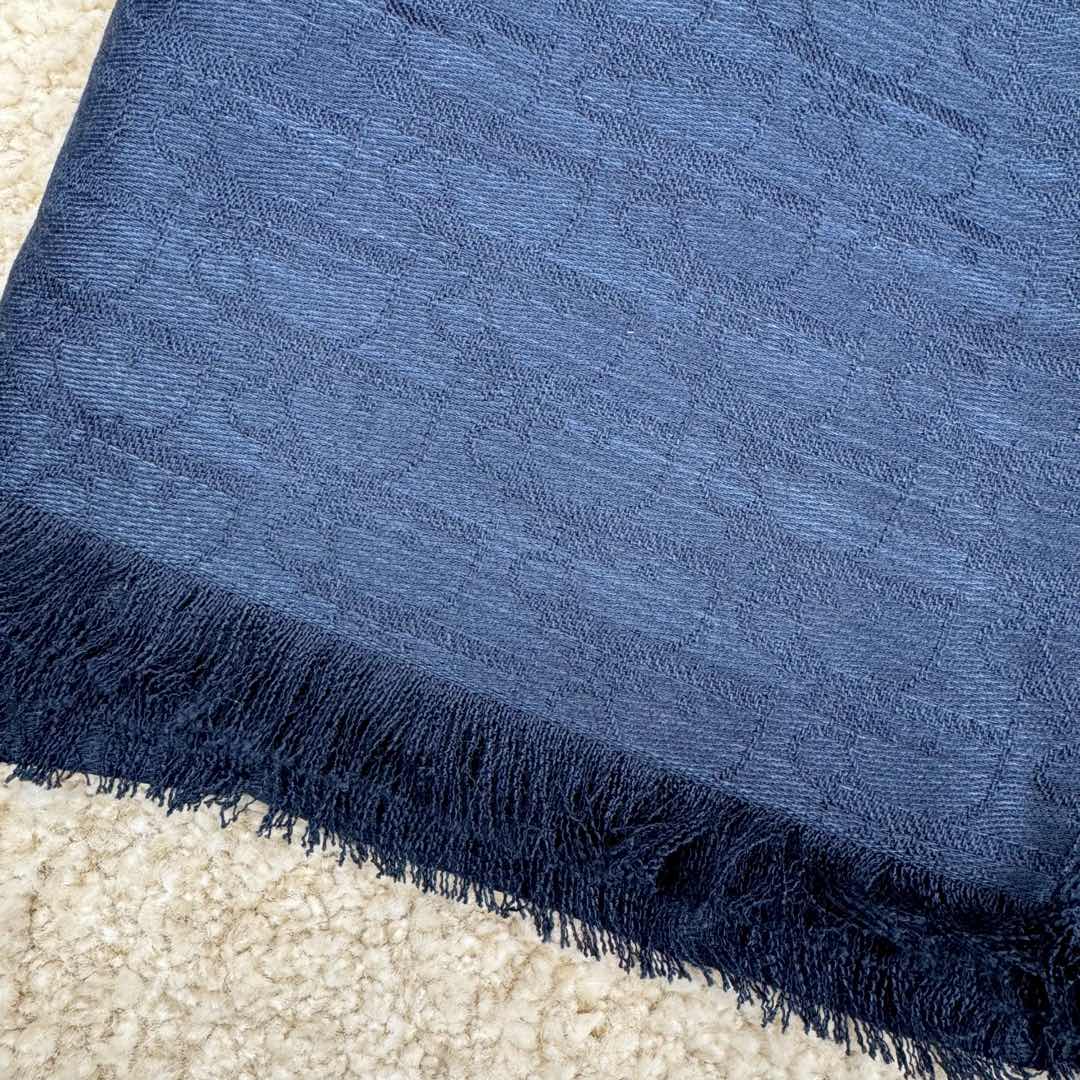 图片[6]-＃GD广顶 DIOR迪奥 双面设计羊绒绒线围巾男女同款情侣款 面料成本含羊毛 天蚕丝及山羊绒 质感特别柔软且亲肤 当然最具特色的还是满印的刺绣纹路 最后搭配宝蓝色系 说是特别好看一点都不为过 尺码：1.8×1.2M-选品中心