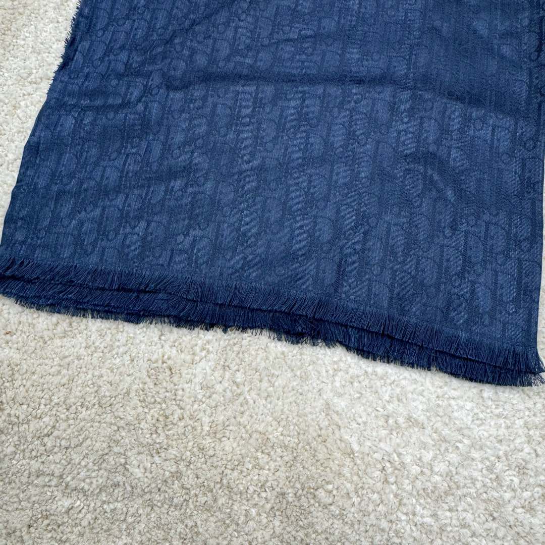 图片[4]-＃GD广顶 DIOR迪奥 双面设计羊绒绒线围巾男女同款情侣款 面料成本含羊毛 天蚕丝及山羊绒 质感特别柔软且亲肤 当然最具特色的还是满印的刺绣纹路 最后搭配宝蓝色系 说是特别好看一点都不为过 尺码：1.8×1.2M-选品中心