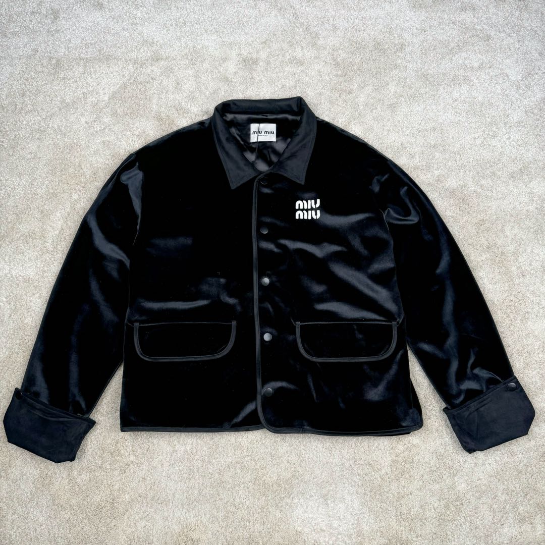 ＃GD广顶 MIU MIU FW22 缪缪纯色长款长袖系扣夹克女款 黑色 面料采用普拉达家族御用丝绒材质（MiuMiu和Prada为同一家公司 因为买了很多这俩品牌原版 几乎所有同类型产品面料俩品牌都是一样）此款面料也和前段时间出的丝绒帽子同面料 非常高端贵气 内里做工所有地方全部包边、无缝（奢侈品要求都是很高 很多人对做工不敏感 总认为没有线头就是好做工 很多同行做不了奢侈品最高端的做法把内里都改了 只要是奢侈品内里基本上都是无缝、手工、包边等做法 常规工人根本无法完成、我们厂已经做了十几年奢侈品经验非常丰富）袖口和领子拼接的非常有质感的反绒面料 外边缘圆弧形手工包边 logo部分老生常谈是有毛边不是齐的 不是激光的 市场货激光烧的边缘发黄 尺码：S M L XL-选品中心