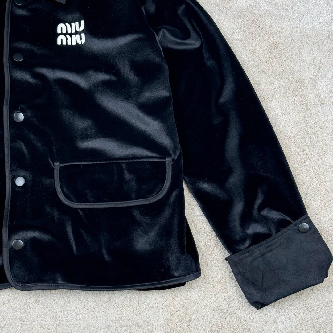 图片[6]-＃GD广顶 MIU MIU FW22 缪缪纯色长款长袖系扣夹克女款 黑色 面料采用普拉达家族御用丝绒材质（MiuMiu和Prada为同一家公司 因为买了很多这俩品牌原版 几乎所有同类型产品面料俩品牌都是一样）此款面料也和前段时间出的丝绒帽子同面料 非常高端贵气 内里做工所有地方全部包边、无缝（奢侈品要求都是很高 很多人对做工不敏感 总认为没有线头就是好做工 很多同行做不了奢侈品最高端的做法把内里都改了 只要是奢侈品内里基本上都是无缝、手工、包边等做法 常规工人根本无法完成、我们厂已经做了十几年奢侈品经验非常丰富）袖口和领子拼接的非常有质感的反绒面料 外边缘圆弧形手工包边 logo部分老生常谈是有毛边不是齐的 不是激光的 市场货激光烧的边缘发黄 尺码：S M L XL-选品中心