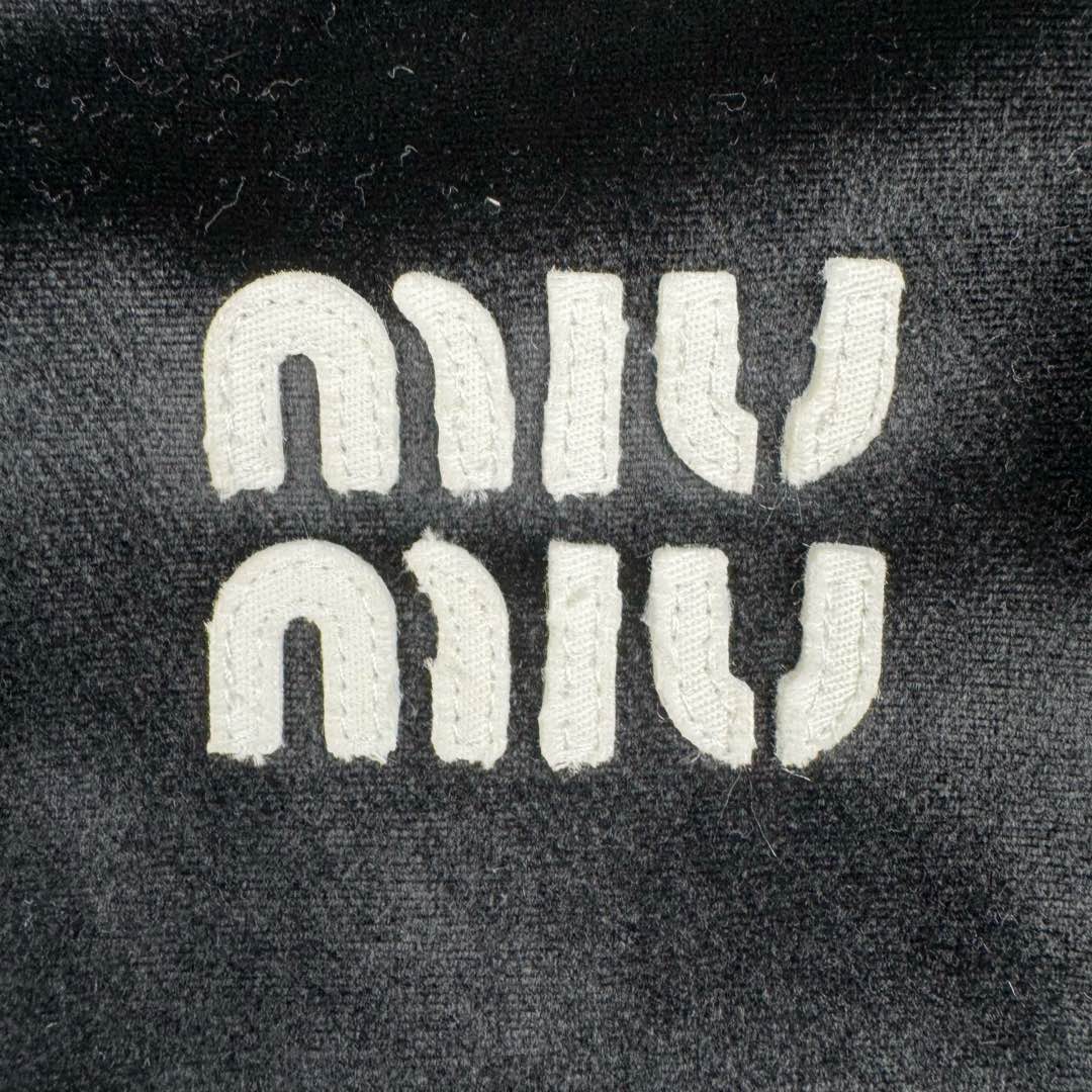 图片[10]-＃GD广顶 MIU MIU FW22 缪缪纯色长款长袖系扣夹克女款 黑色 面料采用普拉达家族御用丝绒材质（MiuMiu和Prada为同一家公司 因为买了很多这俩品牌原版 几乎所有同类型产品面料俩品牌都是一样）此款面料也和前段时间出的丝绒帽子同面料 非常高端贵气 内里做工所有地方全部包边、无缝（奢侈品要求都是很高 很多人对做工不敏感 总认为没有线头就是好做工 很多同行做不了奢侈品最高端的做法把内里都改了 只要是奢侈品内里基本上都是无缝、手工、包边等做法 常规工人根本无法完成、我们厂已经做了十几年奢侈品经验非常丰富）袖口和领子拼接的非常有质感的反绒面料 外边缘圆弧形手工包边 logo部分老生常谈是有毛边不是齐的 不是激光的 市场货激光烧的边缘发黄 尺码：S M L XL-选品中心