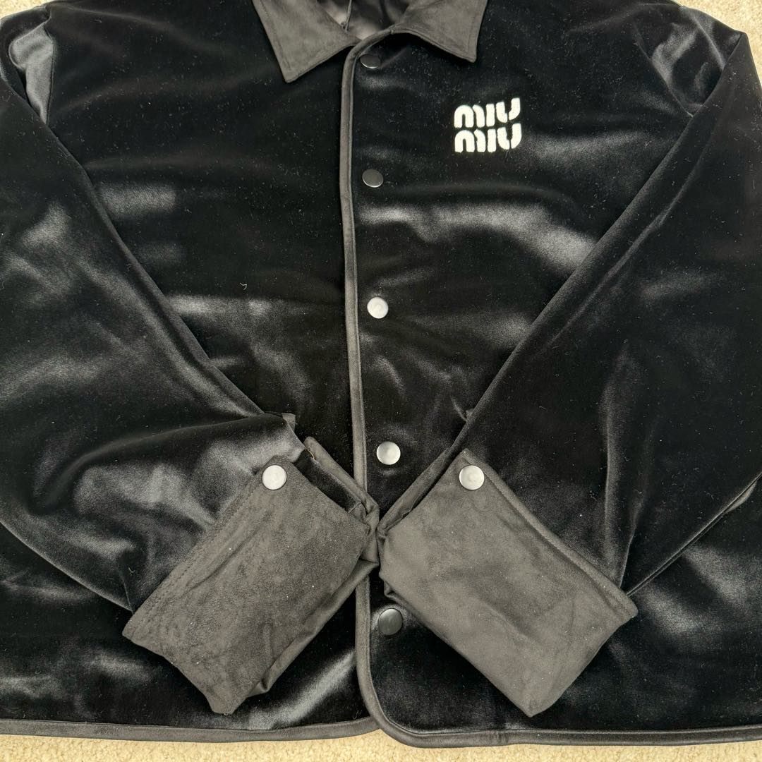 图片[9]-＃GD广顶 MIU MIU FW22 缪缪纯色长款长袖系扣夹克女款 黑色 面料采用普拉达家族御用丝绒材质（MiuMiu和Prada为同一家公司 因为买了很多这俩品牌原版 几乎所有同类型产品面料俩品牌都是一样）此款面料也和前段时间出的丝绒帽子同面料 非常高端贵气 内里做工所有地方全部包边、无缝（奢侈品要求都是很高 很多人对做工不敏感 总认为没有线头就是好做工 很多同行做不了奢侈品最高端的做法把内里都改了 只要是奢侈品内里基本上都是无缝、手工、包边等做法 常规工人根本无法完成、我们厂已经做了十几年奢侈品经验非常丰富）袖口和领子拼接的非常有质感的反绒面料 外边缘圆弧形手工包边 logo部分老生常谈是有毛边不是齐的 不是激光的 市场货激光烧的边缘发黄 尺码：S M L XL-选品中心
