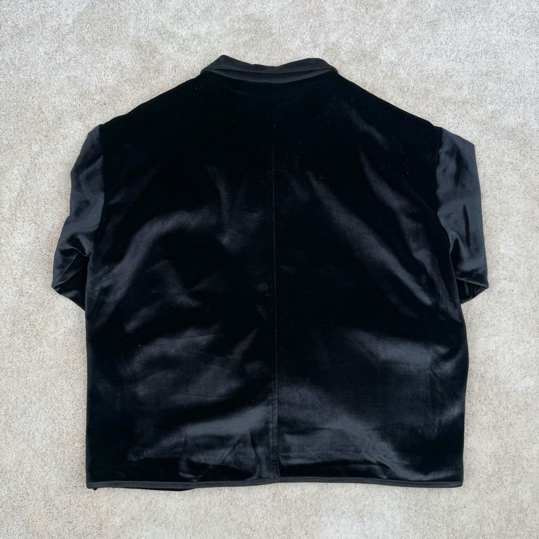 图片[3]-＃GD广顶 MIU MIU FW22 缪缪纯色长款长袖系扣夹克女款 黑色 面料采用普拉达家族御用丝绒材质（MiuMiu和Prada为同一家公司 因为买了很多这俩品牌原版 几乎所有同类型产品面料俩品牌都是一样）此款面料也和前段时间出的丝绒帽子同面料 非常高端贵气 内里做工所有地方全部包边、无缝（奢侈品要求都是很高 很多人对做工不敏感 总认为没有线头就是好做工 很多同行做不了奢侈品最高端的做法把内里都改了 只要是奢侈品内里基本上都是无缝、手工、包边等做法 常规工人根本无法完成、我们厂已经做了十几年奢侈品经验非常丰富）袖口和领子拼接的非常有质感的反绒面料 外边缘圆弧形手工包边 logo部分老生常谈是有毛边不是齐的 不是激光的 市场货激光烧的边缘发黄 尺码：S M L XL-选品中心