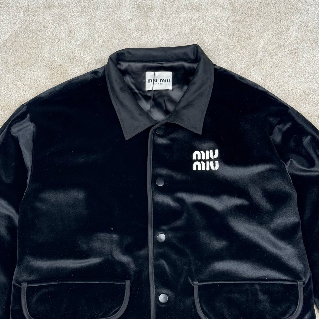 图片[4]-＃GD广顶 MIU MIU FW22 缪缪纯色长款长袖系扣夹克女款 黑色 面料采用普拉达家族御用丝绒材质（MiuMiu和Prada为同一家公司 因为买了很多这俩品牌原版 几乎所有同类型产品面料俩品牌都是一样）此款面料也和前段时间出的丝绒帽子同面料 非常高端贵气 内里做工所有地方全部包边、无缝（奢侈品要求都是很高 很多人对做工不敏感 总认为没有线头就是好做工 很多同行做不了奢侈品最高端的做法把内里都改了 只要是奢侈品内里基本上都是无缝、手工、包边等做法 常规工人根本无法完成、我们厂已经做了十几年奢侈品经验非常丰富）袖口和领子拼接的非常有质感的反绒面料 外边缘圆弧形手工包边 logo部分老生常谈是有毛边不是齐的 不是激光的 市场货激光烧的边缘发黄 尺码：S M L XL-选品中心