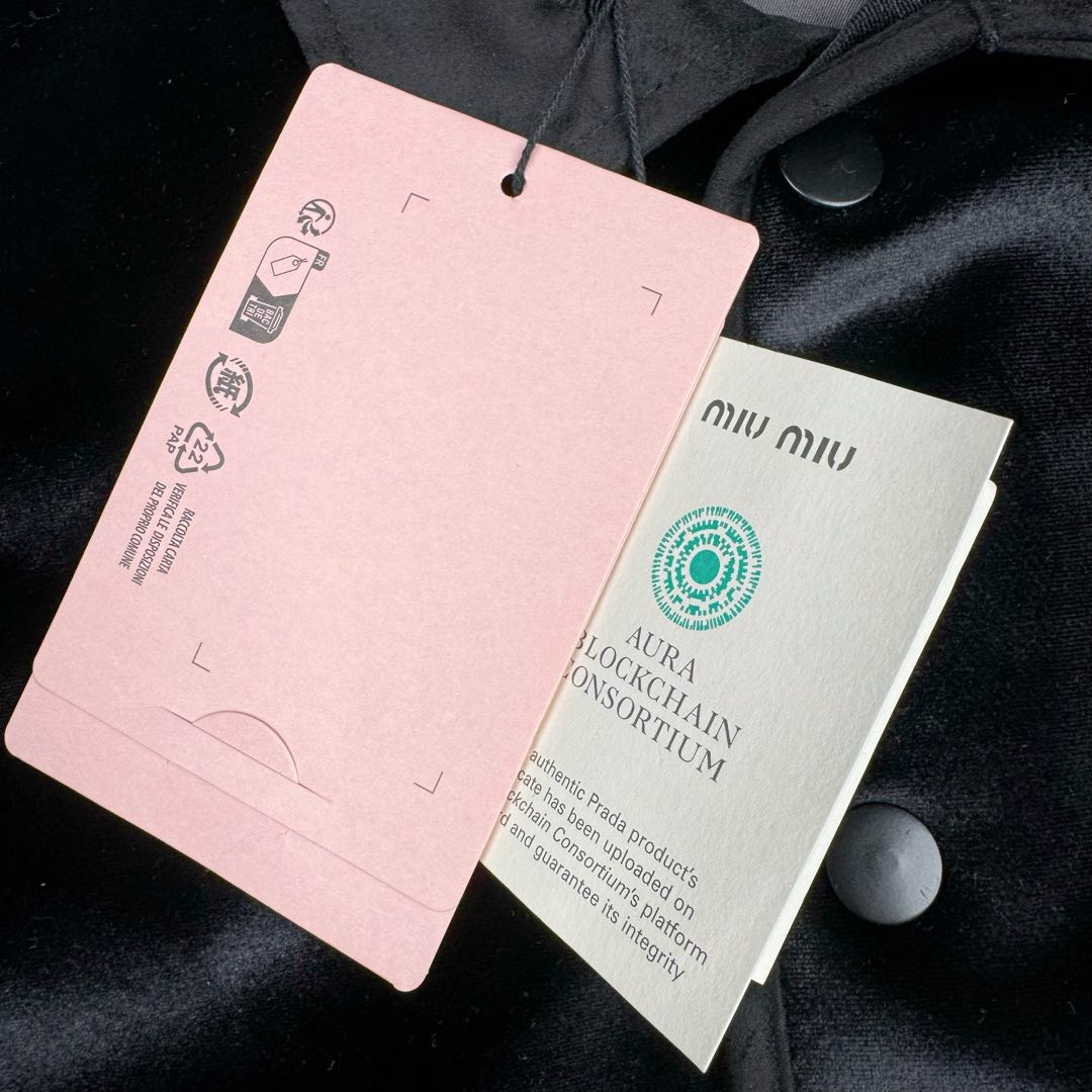 图片[11]-＃GD广顶 MIU MIU FW22 缪缪纯色长款长袖系扣夹克女款 黑色 面料采用普拉达家族御用丝绒材质（MiuMiu和Prada为同一家公司 因为买了很多这俩品牌原版 几乎所有同类型产品面料俩品牌都是一样）此款面料也和前段时间出的丝绒帽子同面料 非常高端贵气 内里做工所有地方全部包边、无缝（奢侈品要求都是很高 很多人对做工不敏感 总认为没有线头就是好做工 很多同行做不了奢侈品最高端的做法把内里都改了 只要是奢侈品内里基本上都是无缝、手工、包边等做法 常规工人根本无法完成、我们厂已经做了十几年奢侈品经验非常丰富）袖口和领子拼接的非常有质感的反绒面料 外边缘圆弧形手工包边 logo部分老生常谈是有毛边不是齐的 不是激光的 市场货激光烧的边缘发黄 尺码：S M L XL-选品中心