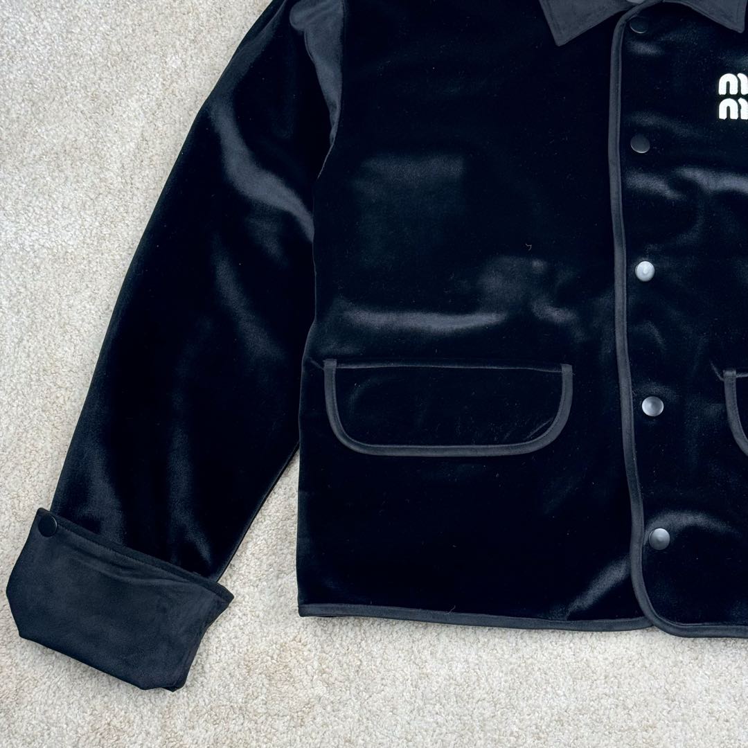 图片[5]-＃GD广顶 MIU MIU FW22 缪缪纯色长款长袖系扣夹克女款 黑色 面料采用普拉达家族御用丝绒材质（MiuMiu和Prada为同一家公司 因为买了很多这俩品牌原版 几乎所有同类型产品面料俩品牌都是一样）此款面料也和前段时间出的丝绒帽子同面料 非常高端贵气 内里做工所有地方全部包边、无缝（奢侈品要求都是很高 很多人对做工不敏感 总认为没有线头就是好做工 很多同行做不了奢侈品最高端的做法把内里都改了 只要是奢侈品内里基本上都是无缝、手工、包边等做法 常规工人根本无法完成、我们厂已经做了十几年奢侈品经验非常丰富）袖口和领子拼接的非常有质感的反绒面料 外边缘圆弧形手工包边 logo部分老生常谈是有毛边不是齐的 不是激光的 市场货激光烧的边缘发黄 尺码：S M L XL-选品中心