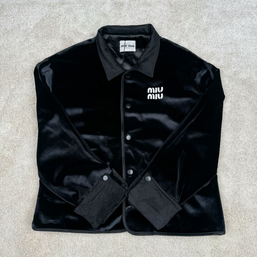 图片[2]-＃GD广顶 MIU MIU FW22 缪缪纯色长款长袖系扣夹克女款 黑色 面料采用普拉达家族御用丝绒材质（MiuMiu和Prada为同一家公司 因为买了很多这俩品牌原版 几乎所有同类型产品面料俩品牌都是一样）此款面料也和前段时间出的丝绒帽子同面料 非常高端贵气 内里做工所有地方全部包边、无缝（奢侈品要求都是很高 很多人对做工不敏感 总认为没有线头就是好做工 很多同行做不了奢侈品最高端的做法把内里都改了 只要是奢侈品内里基本上都是无缝、手工、包边等做法 常规工人根本无法完成、我们厂已经做了十几年奢侈品经验非常丰富）袖口和领子拼接的非常有质感的反绒面料 外边缘圆弧形手工包边 logo部分老生常谈是有毛边不是齐的 不是激光的 市场货激光烧的边缘发黄 尺码：S M L XL-选品中心