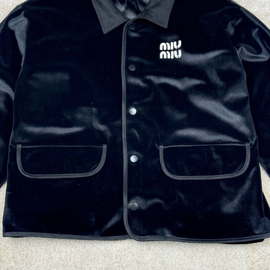 图片[7]-＃GD广顶 MIU MIU FW22 缪缪纯色长款长袖系扣夹克女款 黑色 面料采用普拉达家族御用丝绒材质（MiuMiu和Prada为同一家公司 因为买了很多这俩品牌原版 几乎所有同类型产品面料俩品牌都是一样）此款面料也和前段时间出的丝绒帽子同面料 非常高端贵气 内里做工所有地方全部包边、无缝（奢侈品要求都是很高 很多人对做工不敏感 总认为没有线头就是好做工 很多同行做不了奢侈品最高端的做法把内里都改了 只要是奢侈品内里基本上都是无缝、手工、包边等做法 常规工人根本无法完成、我们厂已经做了十几年奢侈品经验非常丰富）袖口和领子拼接的非常有质感的反绒面料 外边缘圆弧形手工包边 logo部分老生常谈是有毛边不是齐的 不是激光的 市场货激光烧的边缘发黄 尺码：S M L XL-选品中心
