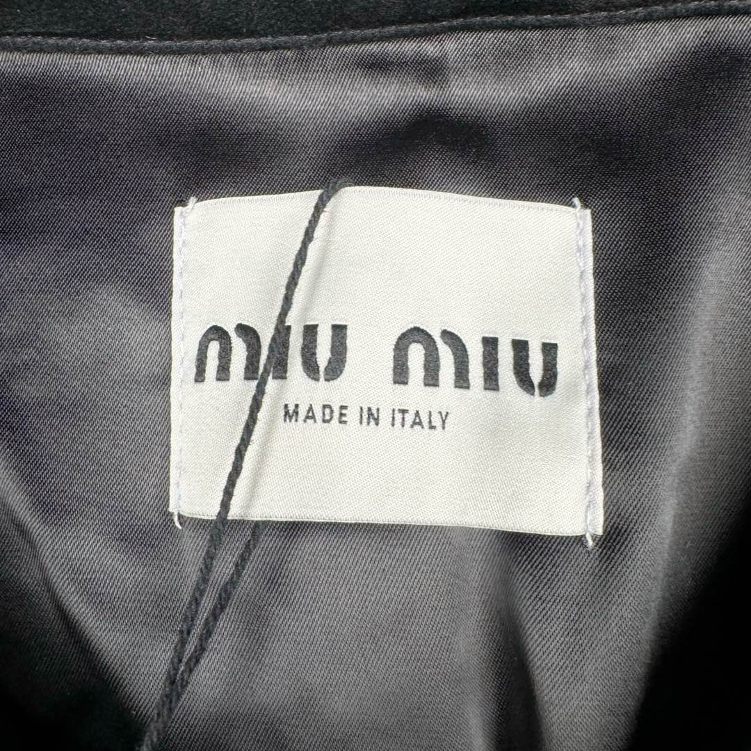 图片[12]-＃GD广顶 MIU MIU FW22 缪缪纯色长款长袖系扣夹克女款 黑色 面料采用普拉达家族御用丝绒材质（MiuMiu和Prada为同一家公司 因为买了很多这俩品牌原版 几乎所有同类型产品面料俩品牌都是一样）此款面料也和前段时间出的丝绒帽子同面料 非常高端贵气 内里做工所有地方全部包边、无缝（奢侈品要求都是很高 很多人对做工不敏感 总认为没有线头就是好做工 很多同行做不了奢侈品最高端的做法把内里都改了 只要是奢侈品内里基本上都是无缝、手工、包边等做法 常规工人根本无法完成、我们厂已经做了十几年奢侈品经验非常丰富）袖口和领子拼接的非常有质感的反绒面料 外边缘圆弧形手工包边 logo部分老生常谈是有毛边不是齐的 不是激光的 市场货激光烧的边缘发黄 尺码：S M L XL-选品中心