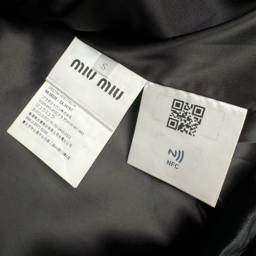 图片[13]-＃GD广顶 MIU MIU FW22 缪缪纯色长款长袖系扣夹克女款 黑色 面料采用普拉达家族御用丝绒材质（MiuMiu和Prada为同一家公司 因为买了很多这俩品牌原版 几乎所有同类型产品面料俩品牌都是一样）此款面料也和前段时间出的丝绒帽子同面料 非常高端贵气 内里做工所有地方全部包边、无缝（奢侈品要求都是很高 很多人对做工不敏感 总认为没有线头就是好做工 很多同行做不了奢侈品最高端的做法把内里都改了 只要是奢侈品内里基本上都是无缝、手工、包边等做法 常规工人根本无法完成、我们厂已经做了十几年奢侈品经验非常丰富）袖口和领子拼接的非常有质感的反绒面料 外边缘圆弧形手工包边 logo部分老生常谈是有毛边不是齐的 不是激光的 市场货激光烧的边缘发黄 尺码：S M L XL-选品中心