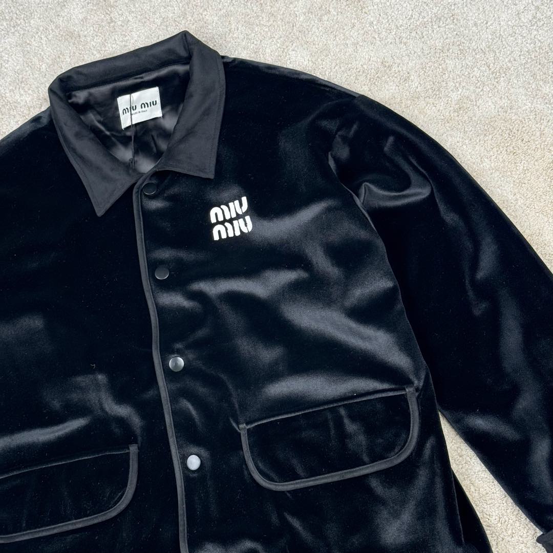 图片[8]-＃GD广顶 MIU MIU FW22 缪缪纯色长款长袖系扣夹克女款 黑色 面料采用普拉达家族御用丝绒材质（MiuMiu和Prada为同一家公司 因为买了很多这俩品牌原版 几乎所有同类型产品面料俩品牌都是一样）此款面料也和前段时间出的丝绒帽子同面料 非常高端贵气 内里做工所有地方全部包边、无缝（奢侈品要求都是很高 很多人对做工不敏感 总认为没有线头就是好做工 很多同行做不了奢侈品最高端的做法把内里都改了 只要是奢侈品内里基本上都是无缝、手工、包边等做法 常规工人根本无法完成、我们厂已经做了十几年奢侈品经验非常丰富）袖口和领子拼接的非常有质感的反绒面料 外边缘圆弧形手工包边 logo部分老生常谈是有毛边不是齐的 不是激光的 市场货激光烧的边缘发黄 尺码：S M L XL-选品中心