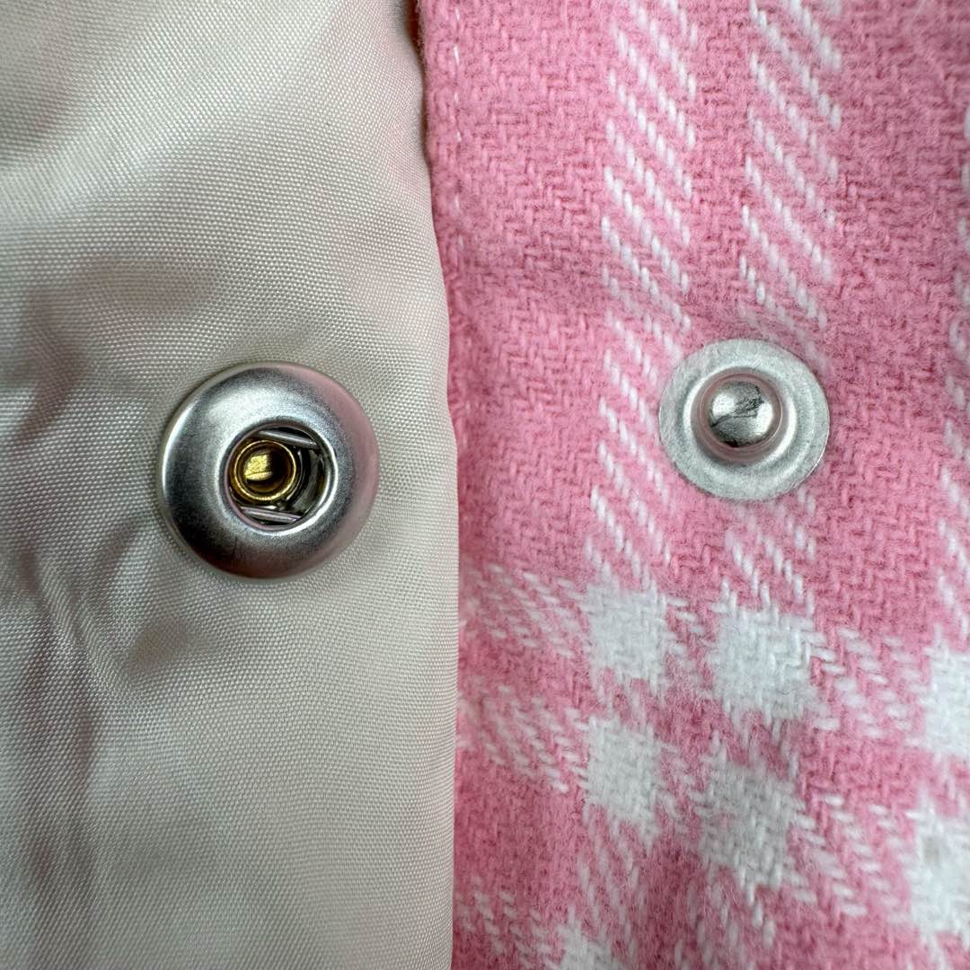 图片[11]-＃GD广顶 MIU MIU缪缪 FW22 格纹单排扣休闲衬衫式夹克 粉色权志龙张元英等明星多次上身 面料定织100%棉格纹面料 logo处材质采用定制梭织面料 整件衣服正面、后幅、下摆、侧缝、口袋全部对格做法 非常复杂废料 仅裁床就裁了七八次 内里填充300克90白鸭绒（假1赔10）里布采用铜氨纤维材质 原版版型原汁原味 尺码：38 40 42 44-选品中心