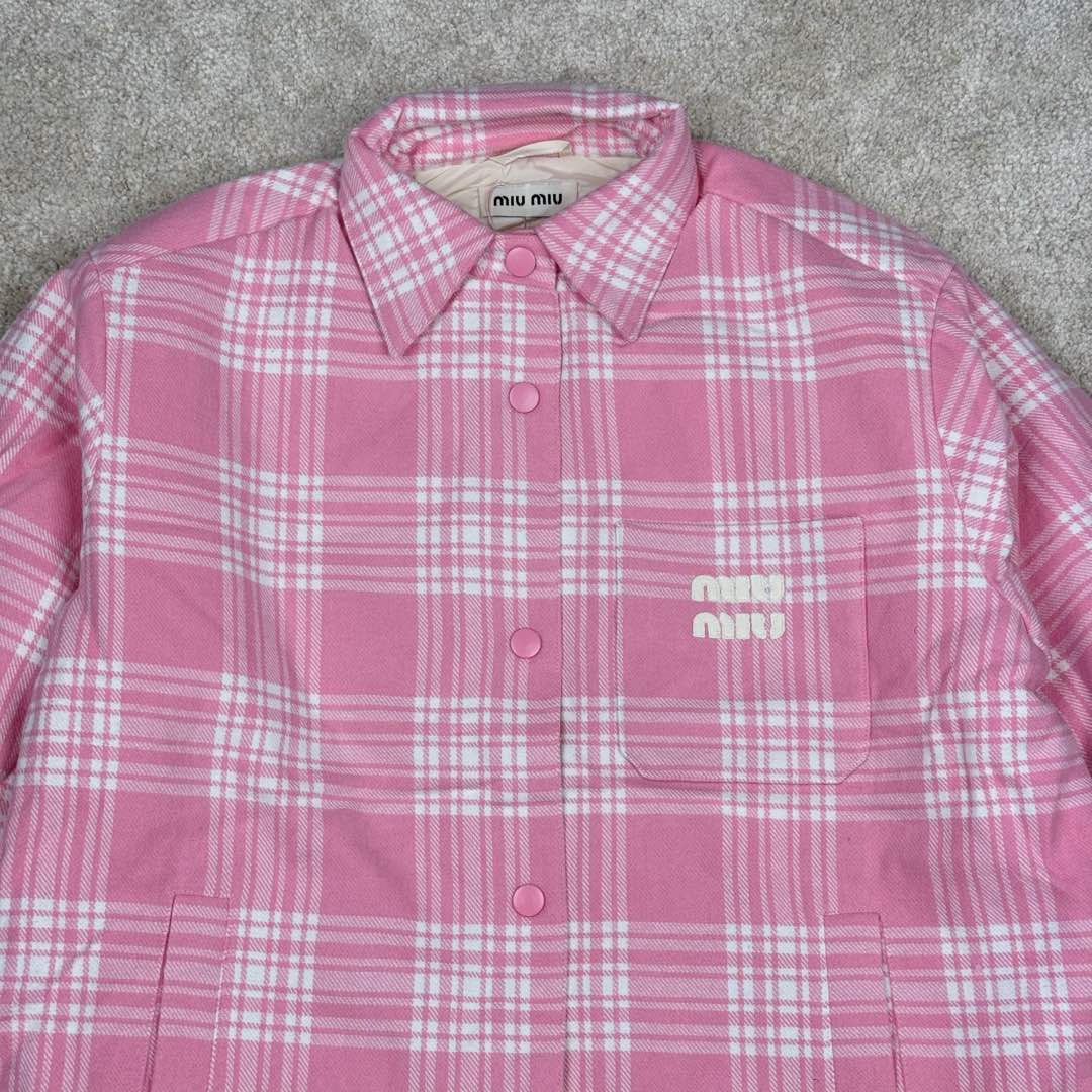 图片[5]-＃GD广顶 MIU MIU缪缪 FW22 格纹单排扣休闲衬衫式夹克 粉色权志龙张元英等明星多次上身 面料定织100%棉格纹面料 logo处材质采用定制梭织面料 整件衣服正面、后幅、下摆、侧缝、口袋全部对格做法 非常复杂废料 仅裁床就裁了七八次 内里填充300克90白鸭绒（假1赔10）里布采用铜氨纤维材质 原版版型原汁原味 尺码：38 40 42 44-选品中心