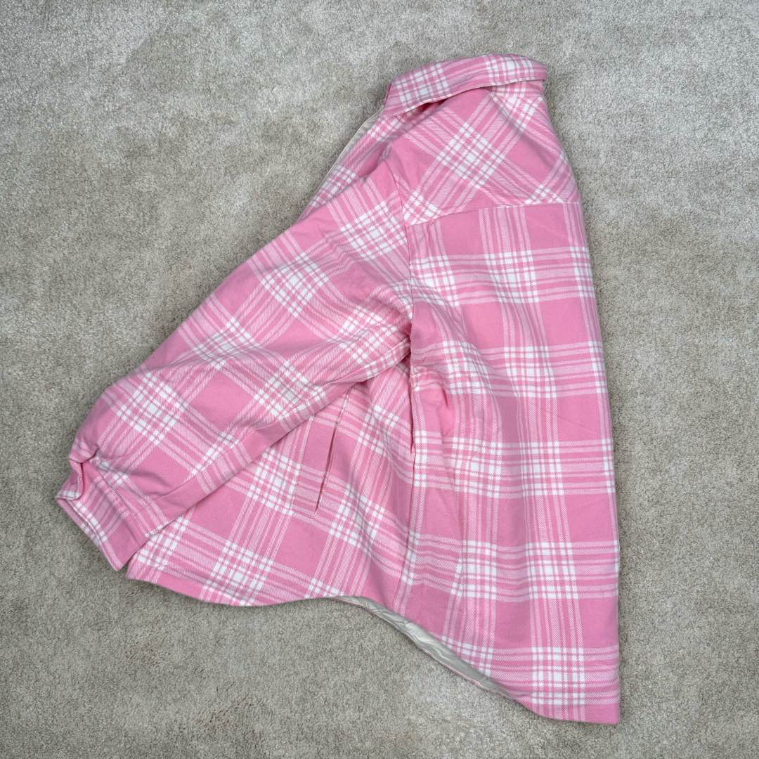图片[4]-＃GD广顶 MIU MIU缪缪 FW22 格纹单排扣休闲衬衫式夹克 粉色权志龙张元英等明星多次上身 面料定织100%棉格纹面料 logo处材质采用定制梭织面料 整件衣服正面、后幅、下摆、侧缝、口袋全部对格做法 非常复杂废料 仅裁床就裁了七八次 内里填充300克90白鸭绒（假1赔10）里布采用铜氨纤维材质 原版版型原汁原味 尺码：38 40 42 44-选品中心