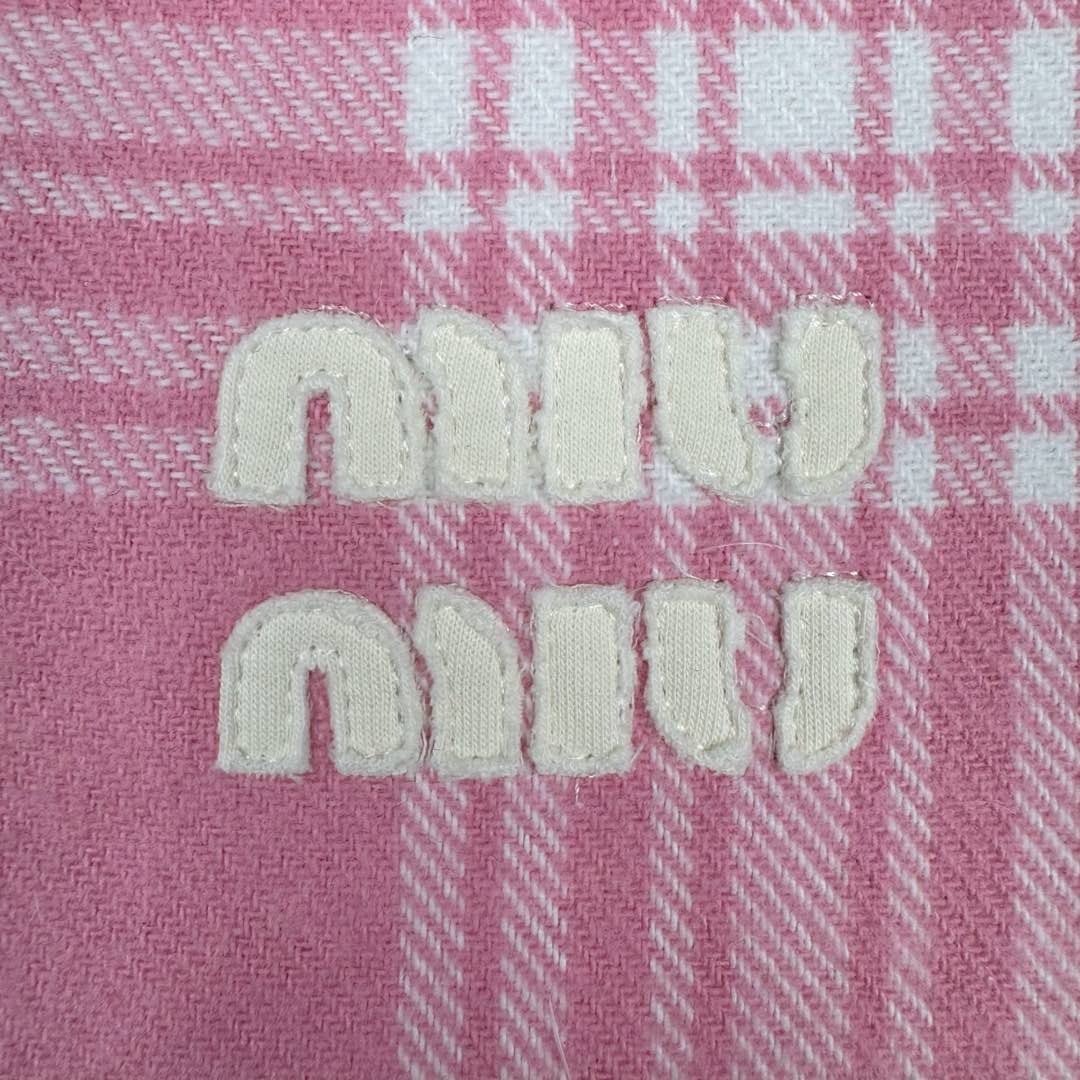 图片[13]-＃GD广顶 MIU MIU缪缪 FW22 格纹单排扣休闲衬衫式夹克 粉色权志龙张元英等明星多次上身 面料定织100%棉格纹面料 logo处材质采用定制梭织面料 整件衣服正面、后幅、下摆、侧缝、口袋全部对格做法 非常复杂废料 仅裁床就裁了七八次 内里填充300克90白鸭绒（假1赔10）里布采用铜氨纤维材质 原版版型原汁原味 尺码：38 40 42 44-选品中心