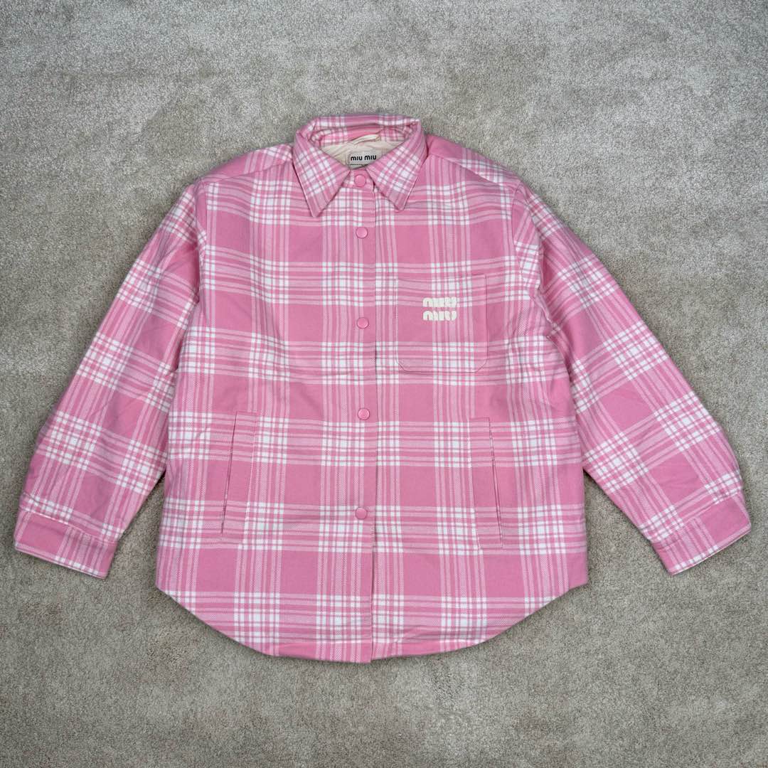 #GD广顶 MIU MIU缪缪 FW22 格纹单排扣休闲衬衫式夹克 粉色权志龙张元英等明星多次上身 面料定织100%棉格纹面料 logo处材质采用定制梭织面料 整件衣服正面、后幅、下摆、侧缝、口袋全部对格做法 非常复杂废料 仅裁床就裁了七八次 内里填充300克90白鸭绒(假1赔10)里布采用铜氨纤维材质 原版版型原汁原味 尺码:38 40 42 44-选品中心