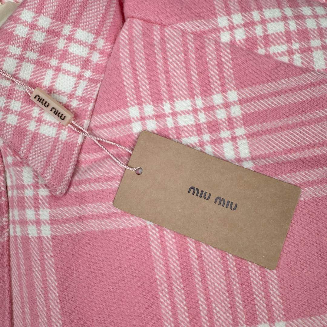 图片[14]-＃GD广顶 MIU MIU缪缪 FW22 格纹单排扣休闲衬衫式夹克 粉色权志龙张元英等明星多次上身 面料定织100%棉格纹面料 logo处材质采用定制梭织面料 整件衣服正面、后幅、下摆、侧缝、口袋全部对格做法 非常复杂废料 仅裁床就裁了七八次 内里填充300克90白鸭绒（假1赔10）里布采用铜氨纤维材质 原版版型原汁原味 尺码：38 40 42 44-选品中心