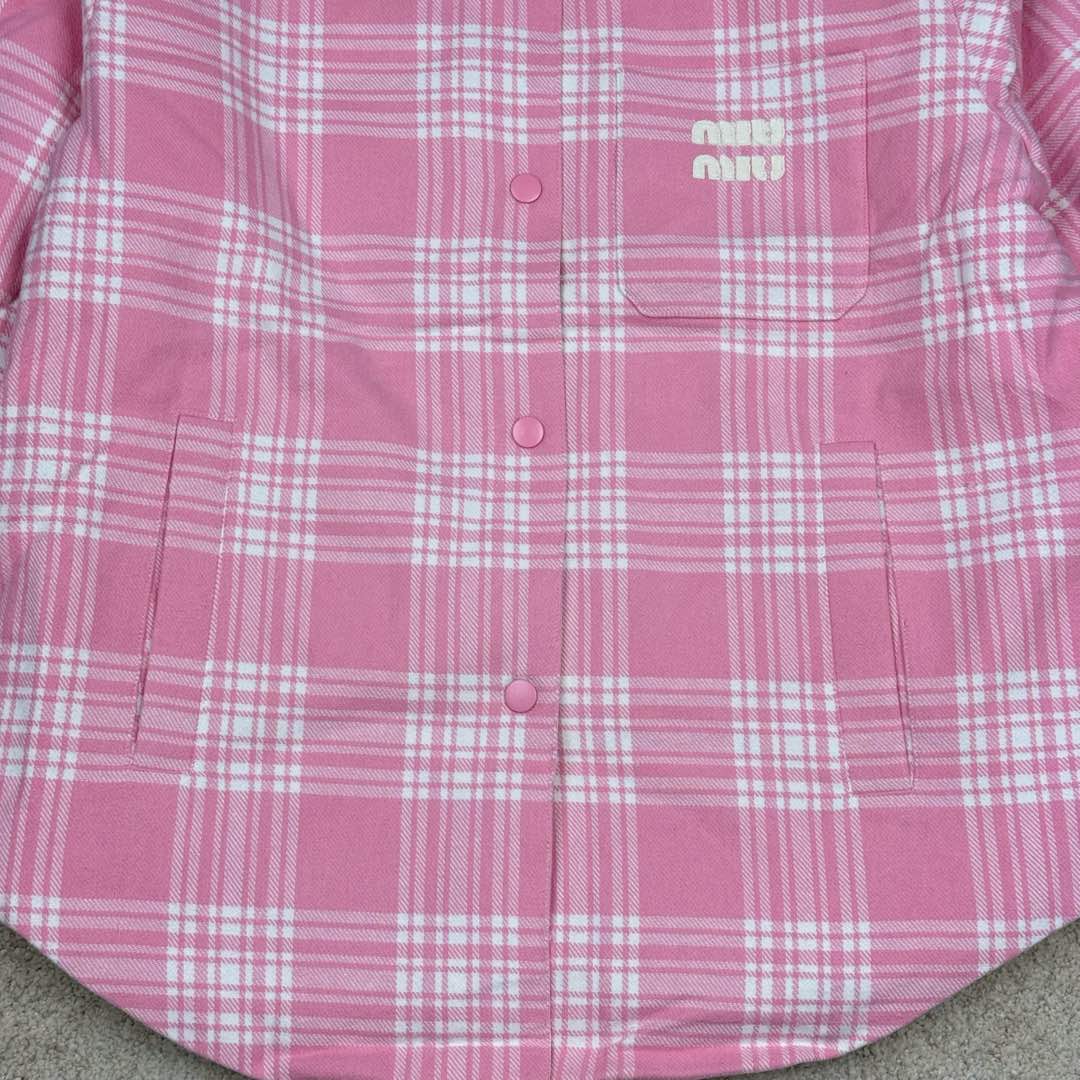 图片[8]-＃GD广顶 MIU MIU缪缪 FW22 格纹单排扣休闲衬衫式夹克 粉色权志龙张元英等明星多次上身 面料定织100%棉格纹面料 logo处材质采用定制梭织面料 整件衣服正面、后幅、下摆、侧缝、口袋全部对格做法 非常复杂废料 仅裁床就裁了七八次 内里填充300克90白鸭绒（假1赔10）里布采用铜氨纤维材质 原版版型原汁原味 尺码：38 40 42 44-选品中心