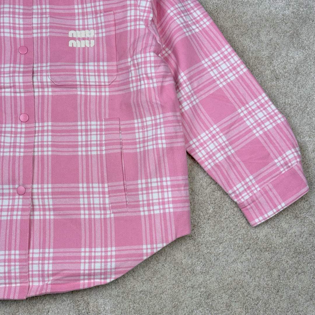 图片[7]-＃GD广顶 MIU MIU缪缪 FW22 格纹单排扣休闲衬衫式夹克 粉色权志龙张元英等明星多次上身 面料定织100%棉格纹面料 logo处材质采用定制梭织面料 整件衣服正面、后幅、下摆、侧缝、口袋全部对格做法 非常复杂废料 仅裁床就裁了七八次 内里填充300克90白鸭绒（假1赔10）里布采用铜氨纤维材质 原版版型原汁原味 尺码：38 40 42 44-选品中心