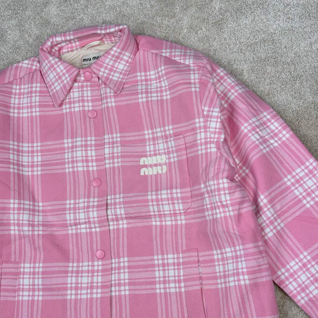 图片[10]-＃GD广顶 MIU MIU缪缪 FW22 格纹单排扣休闲衬衫式夹克 粉色权志龙张元英等明星多次上身 面料定织100%棉格纹面料 logo处材质采用定制梭织面料 整件衣服正面、后幅、下摆、侧缝、口袋全部对格做法 非常复杂废料 仅裁床就裁了七八次 内里填充300克90白鸭绒（假1赔10）里布采用铜氨纤维材质 原版版型原汁原味 尺码：38 40 42 44-选品中心