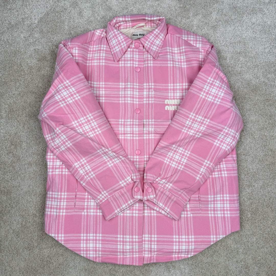 图片[2]-＃GD广顶 MIU MIU缪缪 FW22 格纹单排扣休闲衬衫式夹克 粉色权志龙张元英等明星多次上身 面料定织100%棉格纹面料 logo处材质采用定制梭织面料 整件衣服正面、后幅、下摆、侧缝、口袋全部对格做法 非常复杂废料 仅裁床就裁了七八次 内里填充300克90白鸭绒（假1赔10）里布采用铜氨纤维材质 原版版型原汁原味 尺码：38 40 42 44-选品中心
