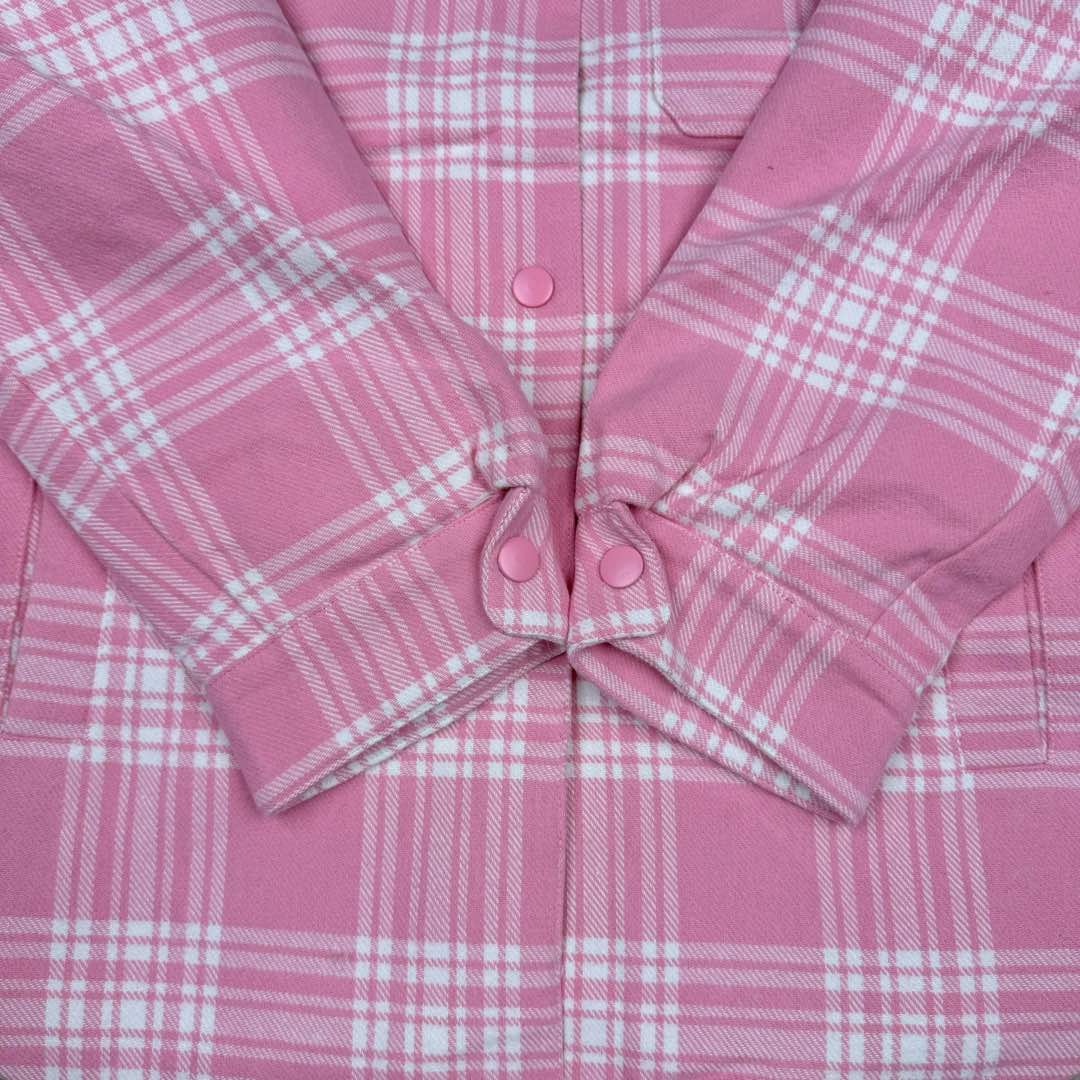 图片[9]-＃GD广顶 MIU MIU缪缪 FW22 格纹单排扣休闲衬衫式夹克 粉色权志龙张元英等明星多次上身 面料定织100%棉格纹面料 logo处材质采用定制梭织面料 整件衣服正面、后幅、下摆、侧缝、口袋全部对格做法 非常复杂废料 仅裁床就裁了七八次 内里填充300克90白鸭绒（假1赔10）里布采用铜氨纤维材质 原版版型原汁原味 尺码：38 40 42 44-选品中心
