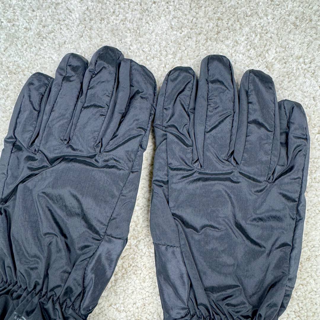 图片[3]-＃GD广顶 STONE ISLAND 石头岛徽标标志手套男女同款情侣款 黑色 无张力小缸5000米定做的金属尼龙面料光泽度+褶皱+反光效果丝毫不比YB差 内里做PTFE防水透气膜，做到出色的防水效果 反面使用哑光超纤皮材质 耐磨舒适内里使用带绒的网格布 非常保暖 秋冬骑行+日常出行+滑雪都可以佩戴 2个尺码 手大的就XL 女生或者手小的就戴L-选品中心