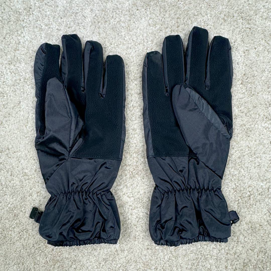 #GD广顶 STONE ISLAND 石头岛徽标标志手套男女同款情侣款 黑色 无张力小缸5000米定做的金属尼龙面料光泽度+褶皱+反光效果丝毫不比YB差 内里做PTFE防水透气膜,做到出色的防水效果 反面使用哑光超纤皮材质 耐磨舒适内里使用带绒的网格布 非常保暖 秋冬骑行+日常出行+滑雪都可以佩戴 2个尺码 手大的就XL 女生或者手小的就戴L-选品中心
