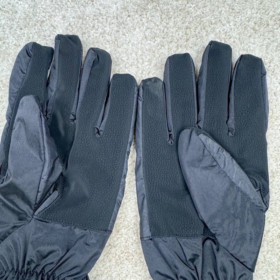 图片[4]-＃GD广顶 STONE ISLAND 石头岛徽标标志手套男女同款情侣款 黑色 无张力小缸5000米定做的金属尼龙面料光泽度+褶皱+反光效果丝毫不比YB差 内里做PTFE防水透气膜，做到出色的防水效果 反面使用哑光超纤皮材质 耐磨舒适内里使用带绒的网格布 非常保暖 秋冬骑行+日常出行+滑雪都可以佩戴 2个尺码 手大的就XL 女生或者手小的就戴L-选品中心