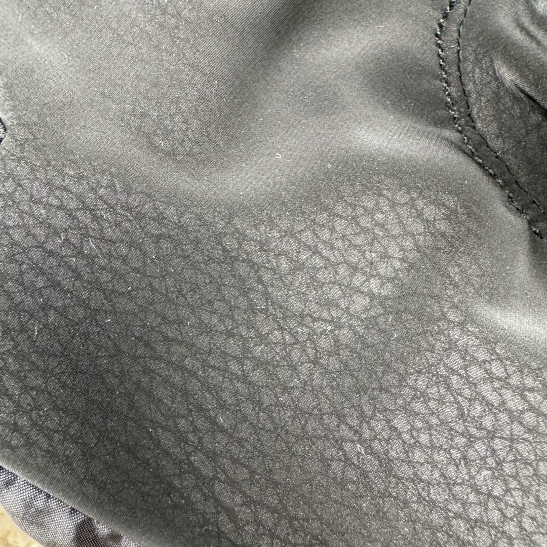 图片[7]-＃GD广顶 STONE ISLAND 石头岛徽标标志手套男女同款情侣款 黑色 无张力小缸5000米定做的金属尼龙面料光泽度+褶皱+反光效果丝毫不比YB差 内里做PTFE防水透气膜，做到出色的防水效果 反面使用哑光超纤皮材质 耐磨舒适内里使用带绒的网格布 非常保暖 秋冬骑行+日常出行+滑雪都可以佩戴 2个尺码 手大的就XL 女生或者手小的就戴L-选品中心