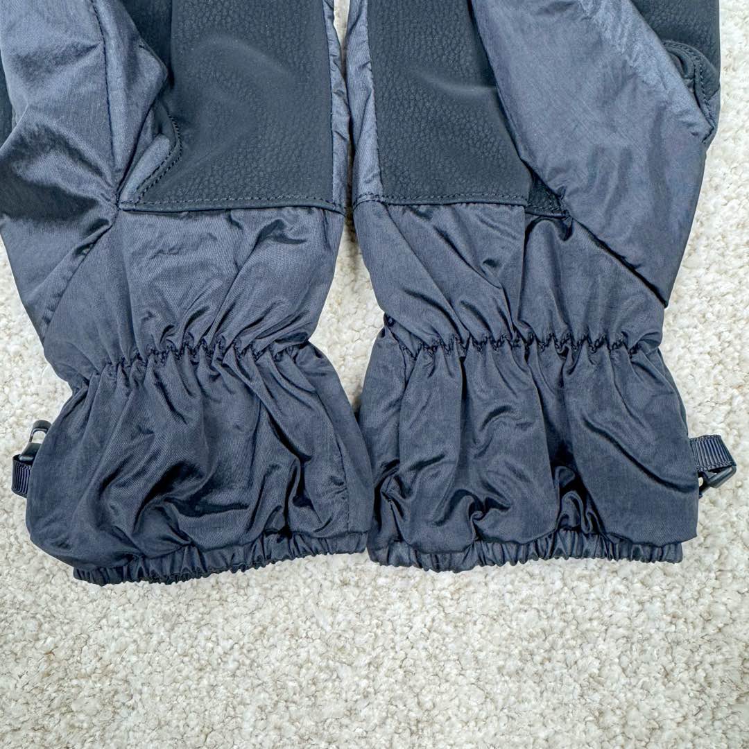 图片[5]-＃GD广顶 STONE ISLAND 石头岛徽标标志手套男女同款情侣款 黑色 无张力小缸5000米定做的金属尼龙面料光泽度+褶皱+反光效果丝毫不比YB差 内里做PTFE防水透气膜，做到出色的防水效果 反面使用哑光超纤皮材质 耐磨舒适内里使用带绒的网格布 非常保暖 秋冬骑行+日常出行+滑雪都可以佩戴 2个尺码 手大的就XL 女生或者手小的就戴L-选品中心