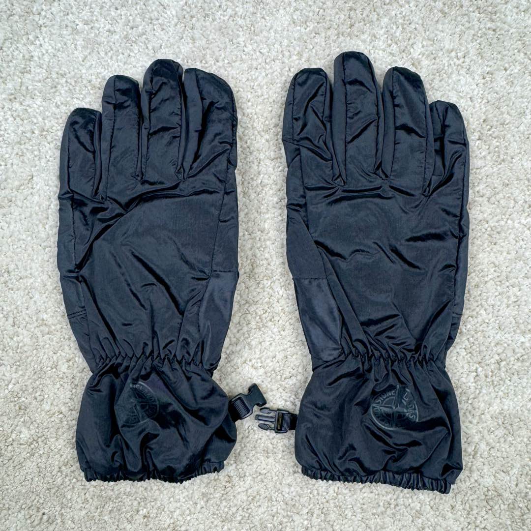 图片[2]-＃GD广顶 STONE ISLAND 石头岛徽标标志手套男女同款情侣款 黑色 无张力小缸5000米定做的金属尼龙面料光泽度+褶皱+反光效果丝毫不比YB差 内里做PTFE防水透气膜，做到出色的防水效果 反面使用哑光超纤皮材质 耐磨舒适内里使用带绒的网格布 非常保暖 秋冬骑行+日常出行+滑雪都可以佩戴 2个尺码 手大的就XL 女生或者手小的就戴L-选品中心