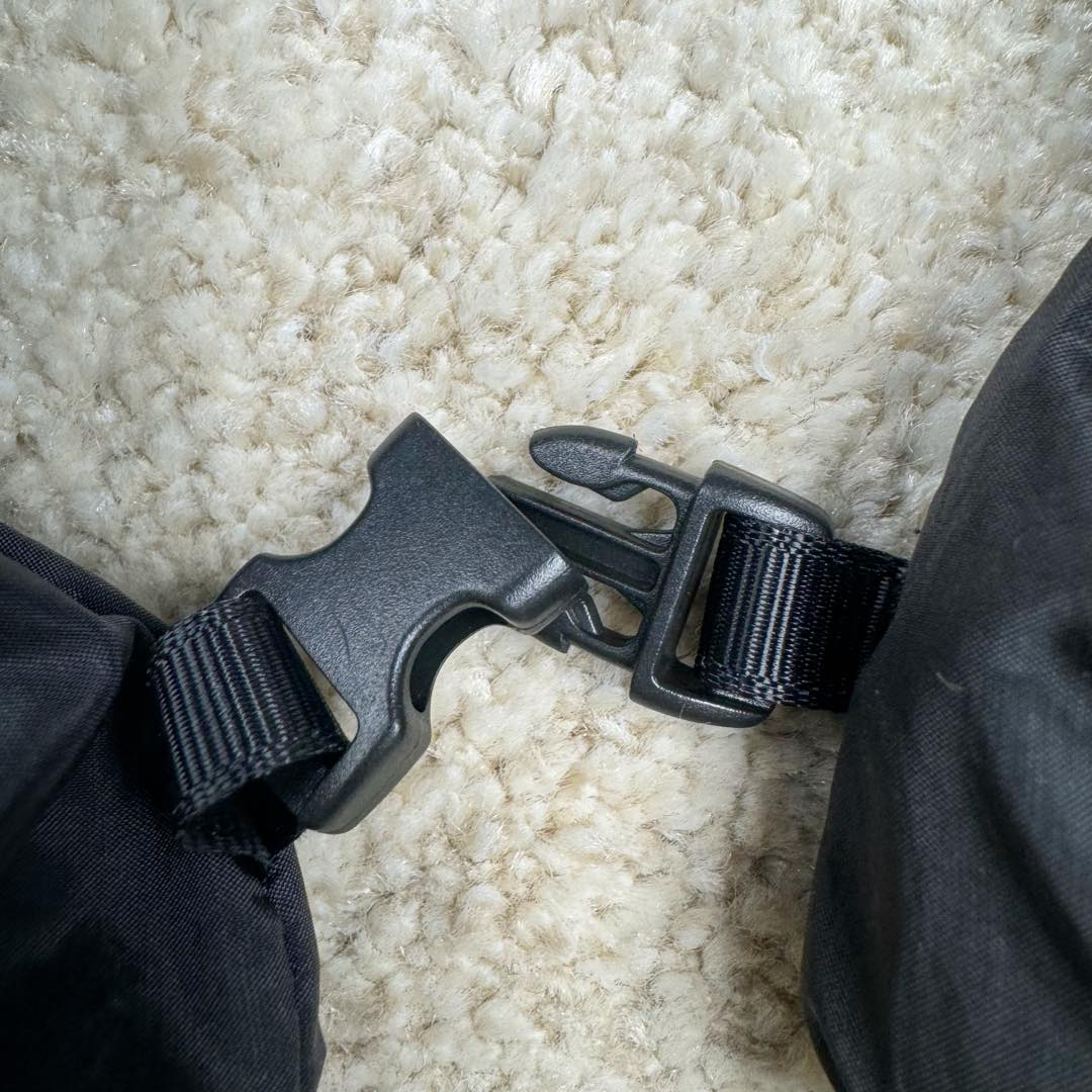 图片[9]-＃GD广顶 STONE ISLAND 石头岛徽标标志手套男女同款情侣款 黑色 无张力小缸5000米定做的金属尼龙面料光泽度+褶皱+反光效果丝毫不比YB差 内里做PTFE防水透气膜，做到出色的防水效果 反面使用哑光超纤皮材质 耐磨舒适内里使用带绒的网格布 非常保暖 秋冬骑行+日常出行+滑雪都可以佩戴 2个尺码 手大的就XL 女生或者手小的就戴L-选品中心