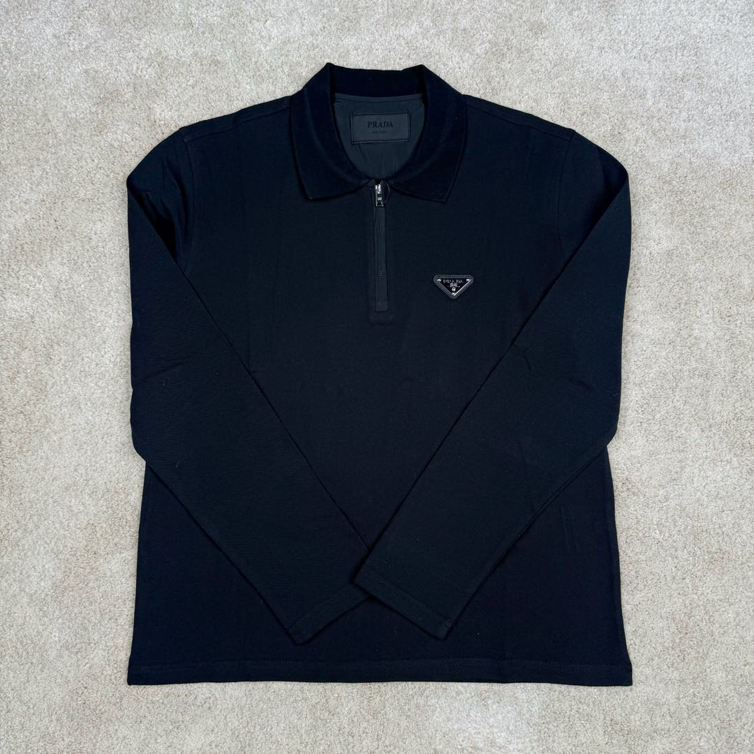 图片[2]-＃GD广顶 PRADA普拉达纯色Logo三角徽标宽松长袖Polo衫 黑色面料采用230克重定织珠地面料（现货纹路不同）面料非常昂贵原版是发青色的黑色牢度达到了欧盟标准4级（国内的标准为3级，婴幼儿才为4级，说明这是一款可以直接接触婴幼儿皮肤的面料）领口、袖口特种机定织一体成型，定制拉链，拉链内里全包股、三角标为全钢原厂三角标 三标辅料全部定制 尺码：S M L XL-选品中心