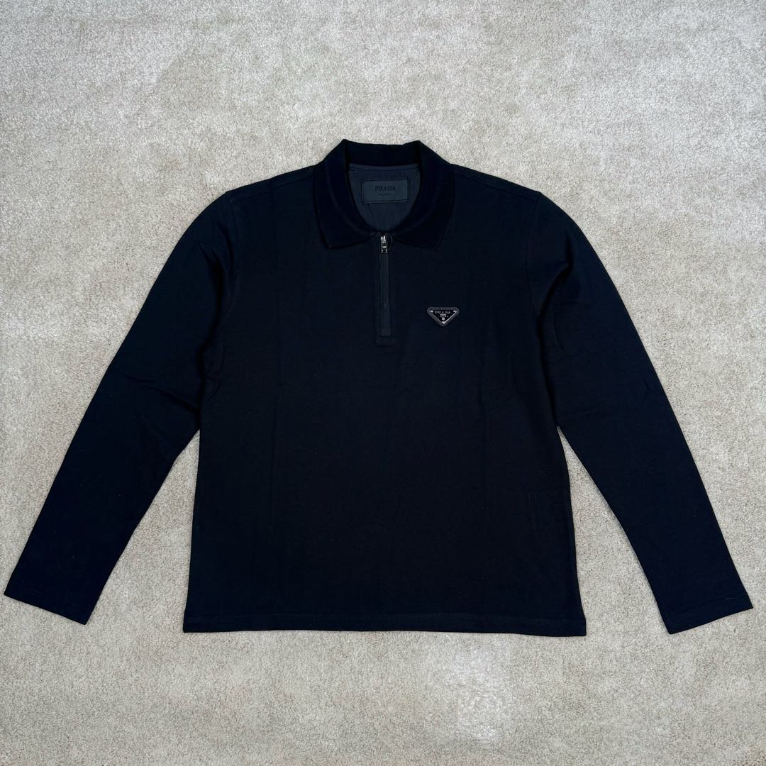 #GD广顶 PRADA普拉达纯色Logo三角徽标宽松长袖Polo衫 黑色面料采用230克重定织珠地面料(现货纹路不同)面料非常昂贵原版是发青色的黑色牢度达到了欧盟标准4级(国内的标准为3级,婴幼儿才为4级,说明这是一款可以直接接触婴幼儿皮肤的面料)领口、袖口特种机定织一体成型,定制拉链,拉链内里全包股、三角标为全钢原厂三角标 三标辅料全部定制 尺码:S M L XL-选品中心