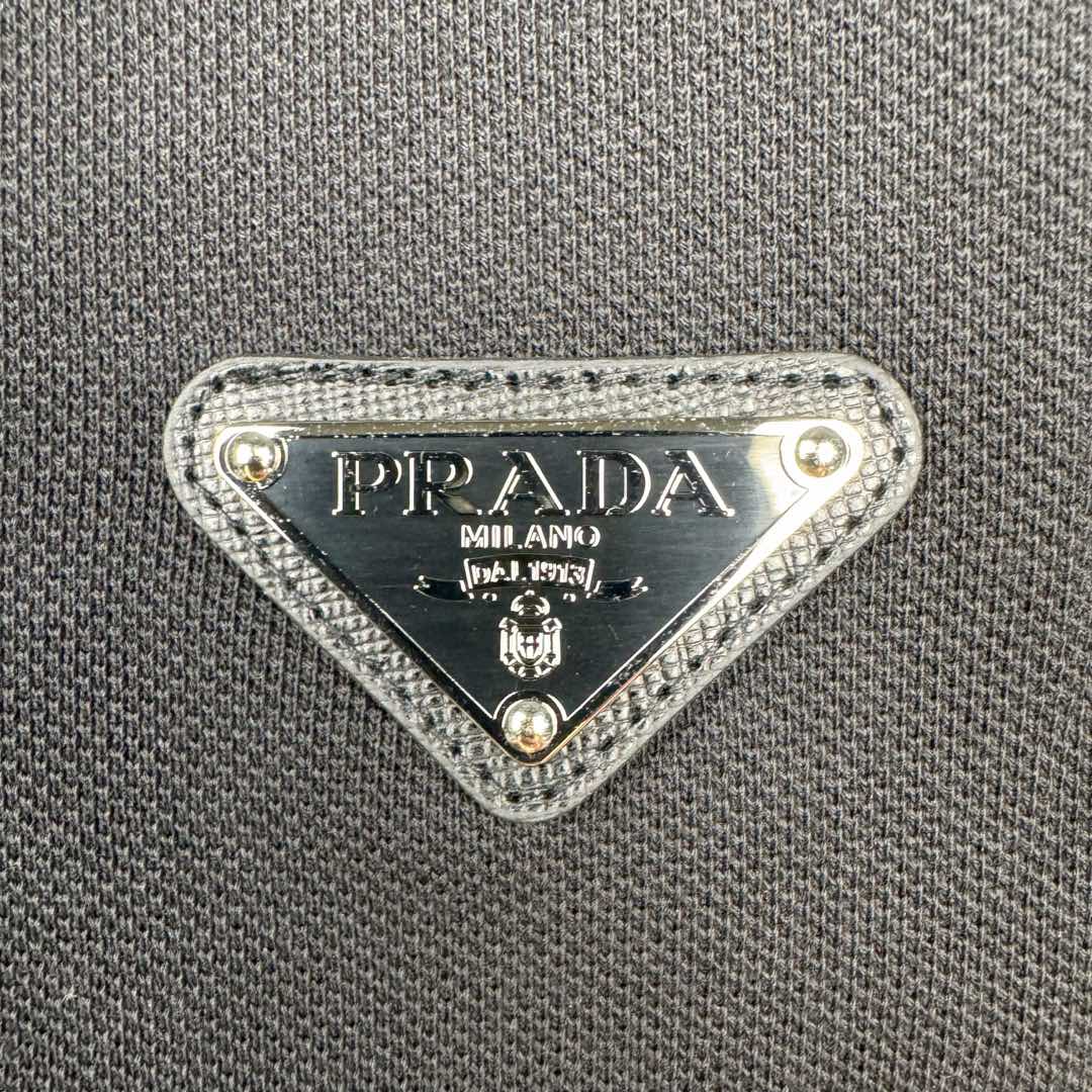 图片[15]-＃GD广顶 PRADA普拉达纯色Logo三角徽标宽松长袖Polo衫 黑色面料采用230克重定织珠地面料（现货纹路不同）面料非常昂贵原版是发青色的黑色牢度达到了欧盟标准4级（国内的标准为3级，婴幼儿才为4级，说明这是一款可以直接接触婴幼儿皮肤的面料）领口、袖口特种机定织一体成型，定制拉链，拉链内里全包股、三角标为全钢原厂三角标 三标辅料全部定制 尺码：S M L XL-选品中心