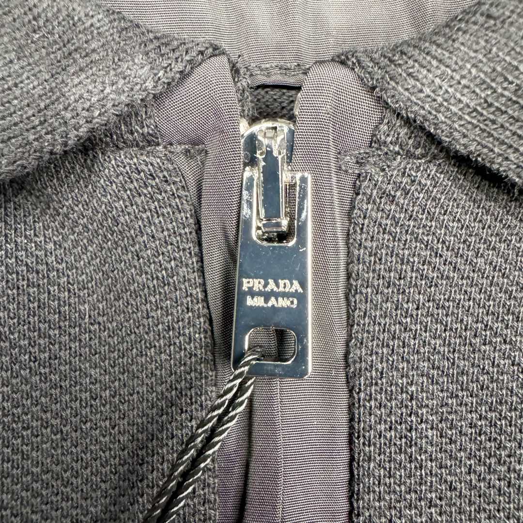 图片[14]-＃GD广顶 PRADA普拉达纯色Logo三角徽标宽松长袖Polo衫 黑色面料采用230克重定织珠地面料（现货纹路不同）面料非常昂贵原版是发青色的黑色牢度达到了欧盟标准4级（国内的标准为3级，婴幼儿才为4级，说明这是一款可以直接接触婴幼儿皮肤的面料）领口、袖口特种机定织一体成型，定制拉链，拉链内里全包股、三角标为全钢原厂三角标 三标辅料全部定制 尺码：S M L XL-选品中心