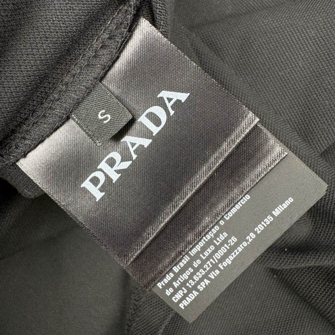 图片[11]-＃GD广顶 PRADA普拉达纯色Logo三角徽标宽松长袖Polo衫 黑色面料采用230克重定织珠地面料（现货纹路不同）面料非常昂贵原版是发青色的黑色牢度达到了欧盟标准4级（国内的标准为3级，婴幼儿才为4级，说明这是一款可以直接接触婴幼儿皮肤的面料）领口、袖口特种机定织一体成型，定制拉链，拉链内里全包股、三角标为全钢原厂三角标 三标辅料全部定制 尺码：S M L XL-选品中心