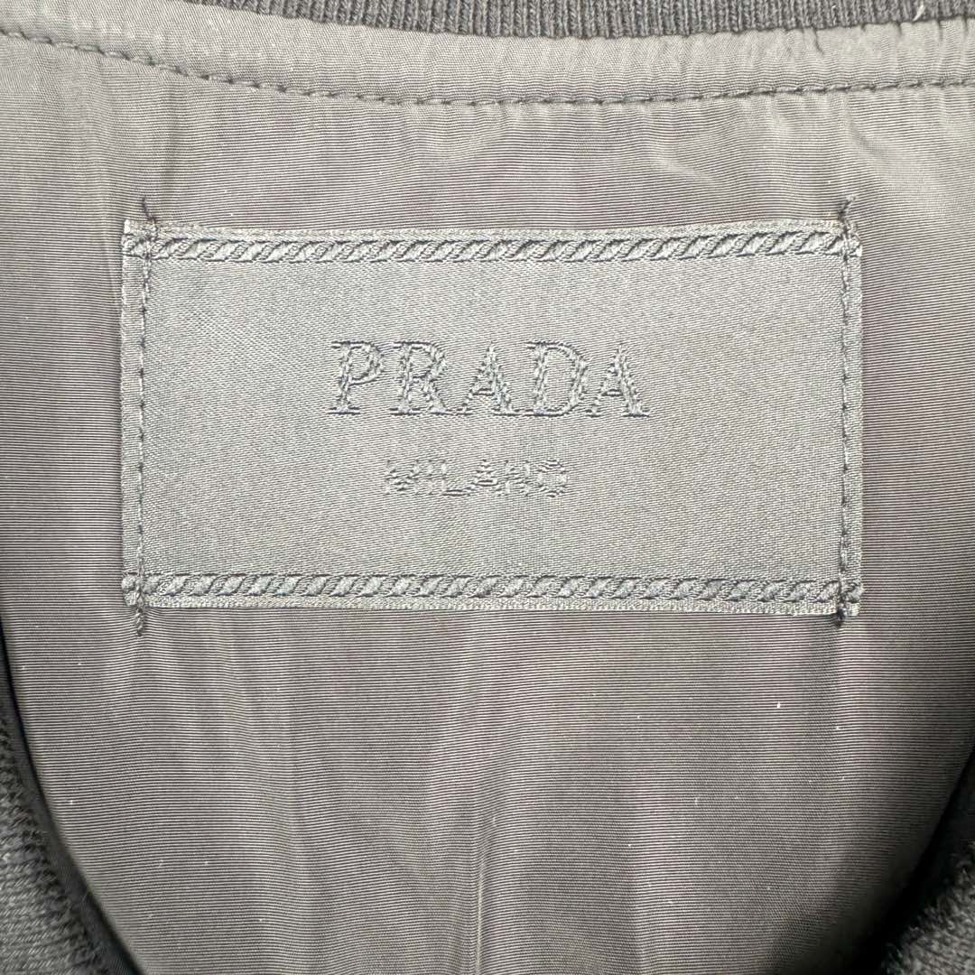 图片[13]-＃GD广顶 PRADA普拉达纯色Logo三角徽标宽松长袖Polo衫 黑色面料采用230克重定织珠地面料（现货纹路不同）面料非常昂贵原版是发青色的黑色牢度达到了欧盟标准4级（国内的标准为3级，婴幼儿才为4级，说明这是一款可以直接接触婴幼儿皮肤的面料）领口、袖口特种机定织一体成型，定制拉链，拉链内里全包股、三角标为全钢原厂三角标 三标辅料全部定制 尺码：S M L XL-选品中心