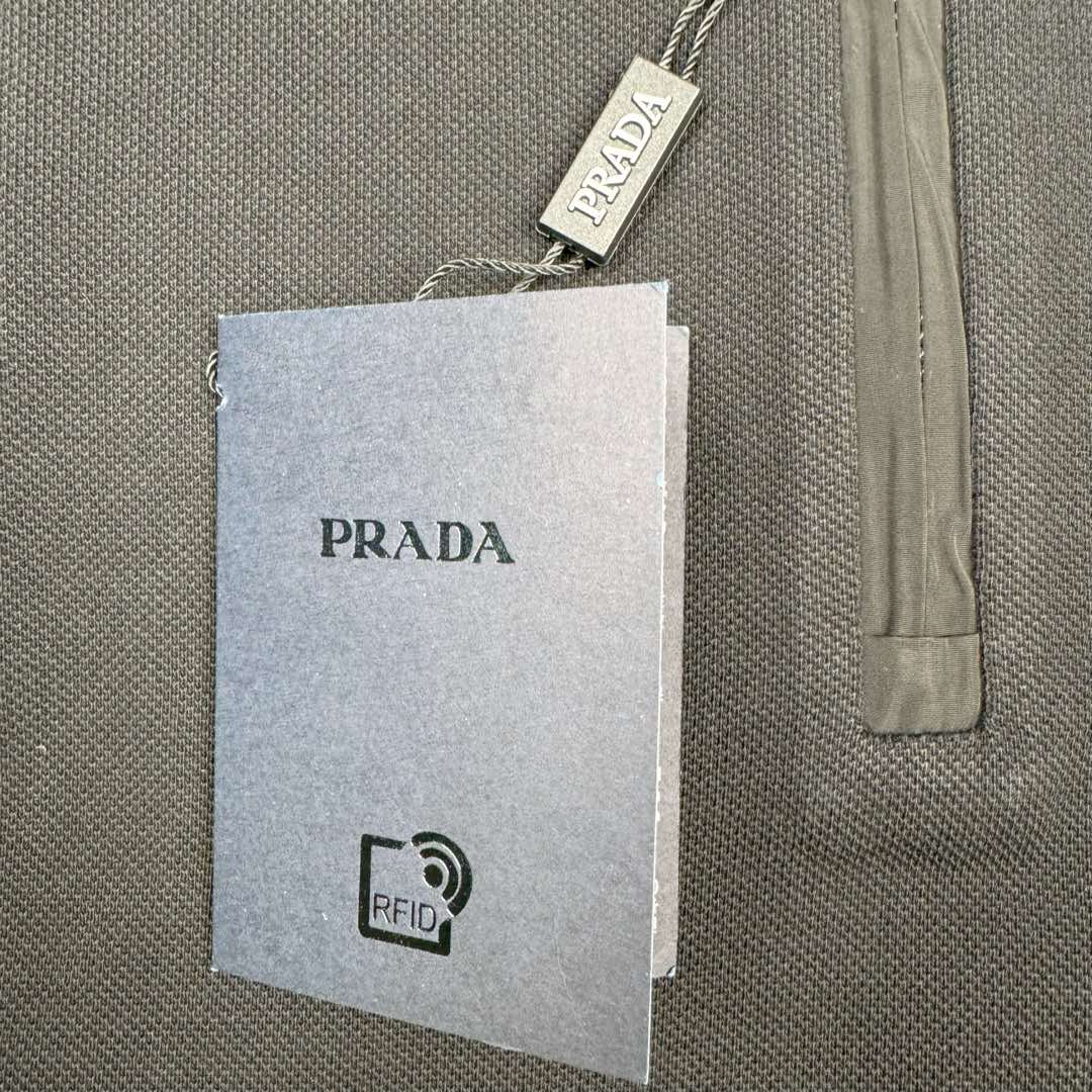 图片[12]-＃GD广顶 PRADA普拉达纯色Logo三角徽标宽松长袖Polo衫 黑色面料采用230克重定织珠地面料（现货纹路不同）面料非常昂贵原版是发青色的黑色牢度达到了欧盟标准4级（国内的标准为3级，婴幼儿才为4级，说明这是一款可以直接接触婴幼儿皮肤的面料）领口、袖口特种机定织一体成型，定制拉链，拉链内里全包股、三角标为全钢原厂三角标 三标辅料全部定制 尺码：S M L XL-选品中心