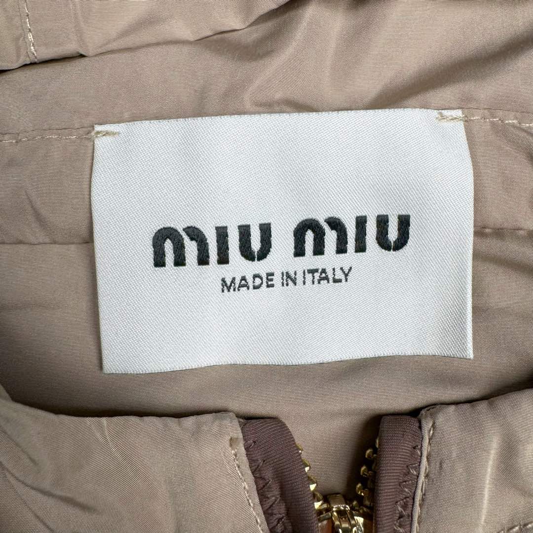 图片[14]-＃GD广顶 MIU MIU缪缪 纯色拉链连帽长袖户外冲锋衣夹克外套 米色 面料采用Miu家再生轻量化防风面料 定制抽绳 开模抽绳扣 拉链所有位置采用人字车（市场版本没这个机器都是代替工艺）内里非常难做 所有细节还原原版 包边内袋 无缝工艺 所有车线位置全部用捆条包裹 完美还原奢侈品该有的质感 尺码：36 38 40 42-选品中心