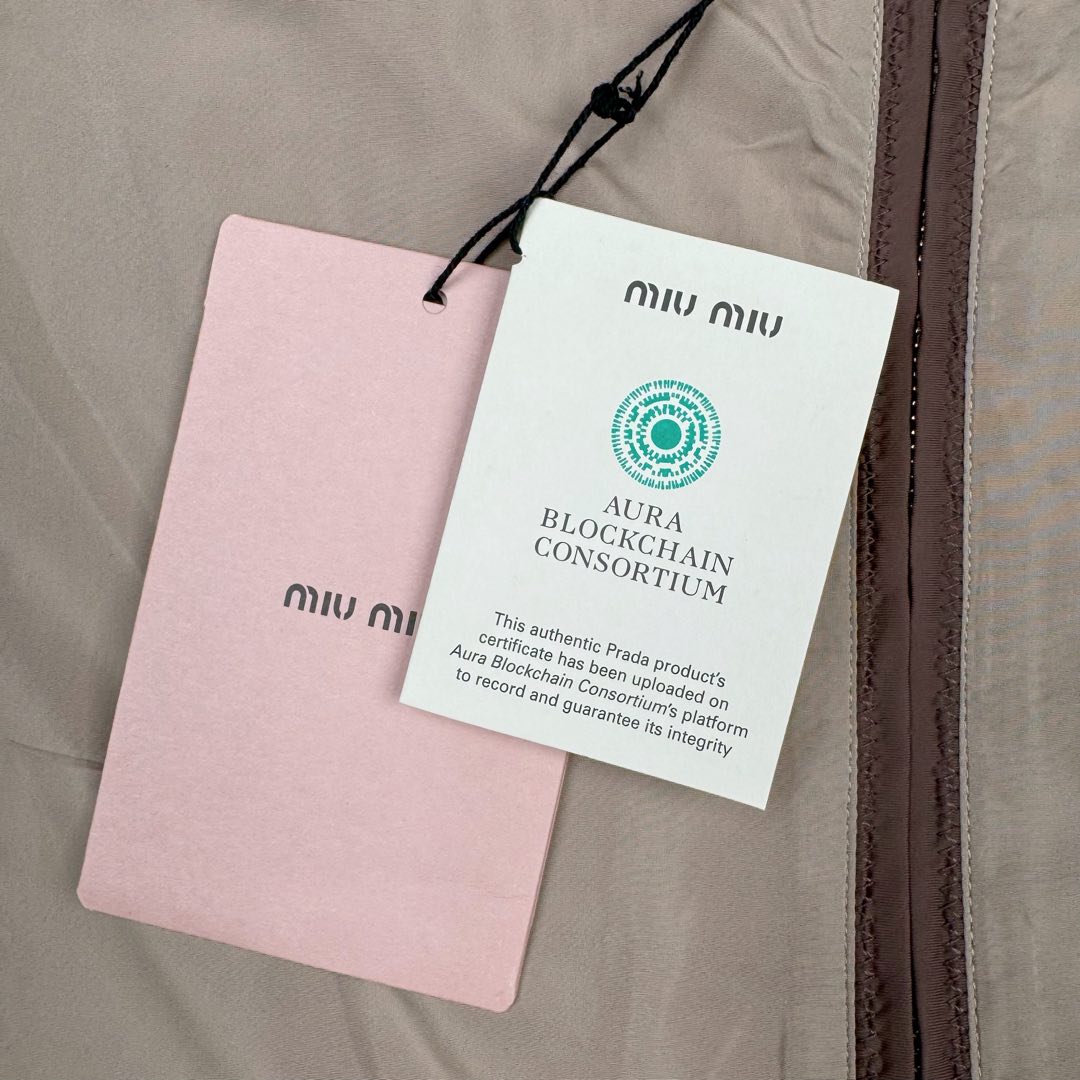 图片[15]-＃GD广顶 MIU MIU缪缪 纯色拉链连帽长袖户外冲锋衣夹克外套 米色 面料采用Miu家再生轻量化防风面料 定制抽绳 开模抽绳扣 拉链所有位置采用人字车（市场版本没这个机器都是代替工艺）内里非常难做 所有细节还原原版 包边内袋 无缝工艺 所有车线位置全部用捆条包裹 完美还原奢侈品该有的质感 尺码：36 38 40 42-选品中心