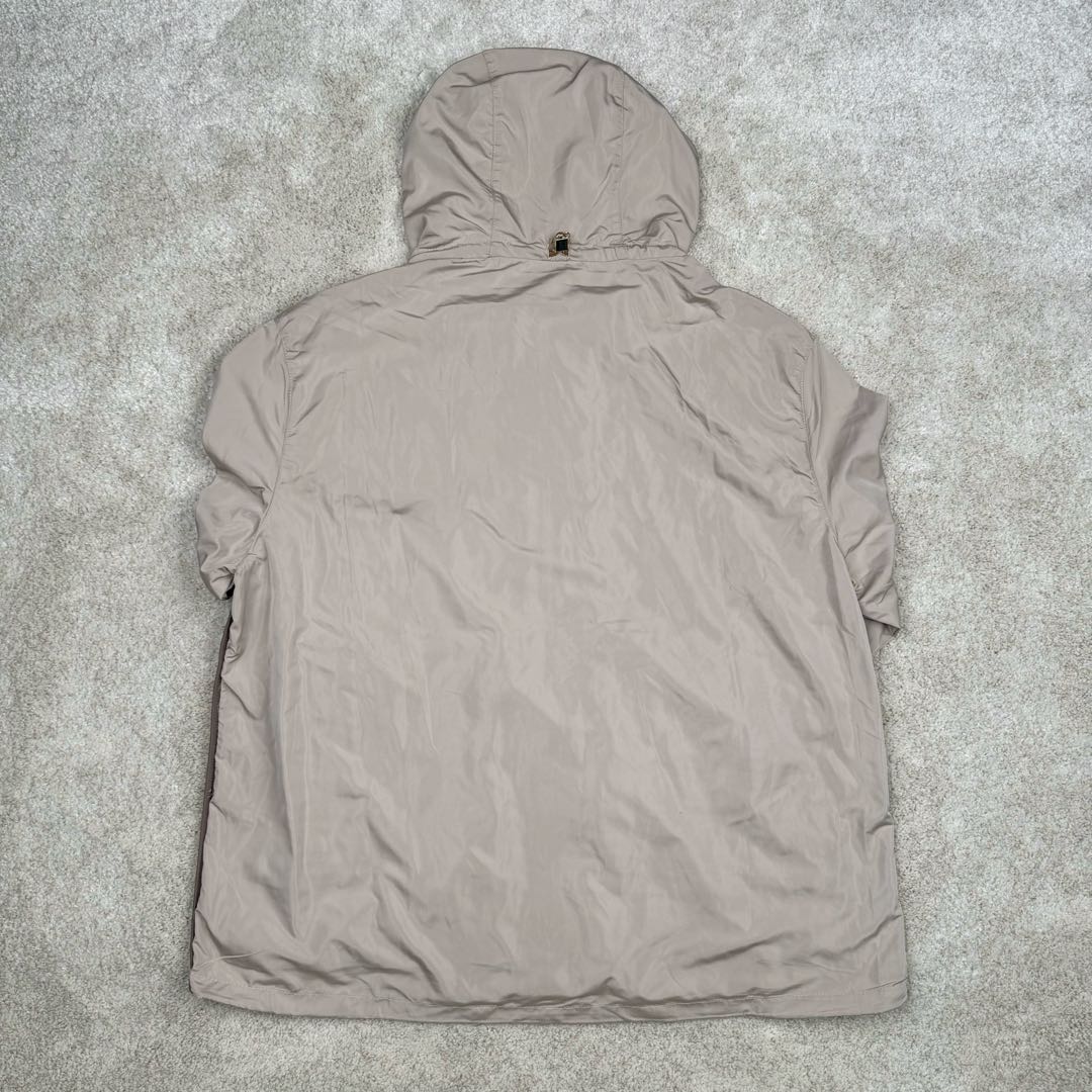 图片[3]-＃GD广顶 MIU MIU缪缪 纯色拉链连帽长袖户外冲锋衣夹克外套 米色 面料采用Miu家再生轻量化防风面料 定制抽绳 开模抽绳扣 拉链所有位置采用人字车（市场版本没这个机器都是代替工艺）内里非常难做 所有细节还原原版 包边内袋 无缝工艺 所有车线位置全部用捆条包裹 完美还原奢侈品该有的质感 尺码：36 38 40 42-选品中心