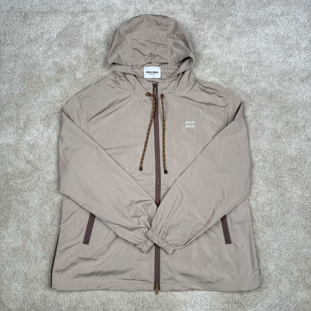 图片[2]-＃GD广顶 MIU MIU缪缪 纯色拉链连帽长袖户外冲锋衣夹克外套 米色 面料采用Miu家再生轻量化防风面料 定制抽绳 开模抽绳扣 拉链所有位置采用人字车（市场版本没这个机器都是代替工艺）内里非常难做 所有细节还原原版 包边内袋 无缝工艺 所有车线位置全部用捆条包裹 完美还原奢侈品该有的质感 尺码：36 38 40 42-选品中心