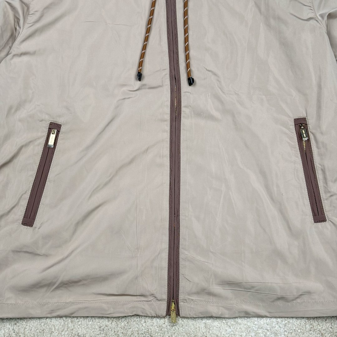 图片[9]-＃GD广顶 MIU MIU缪缪 纯色拉链连帽长袖户外冲锋衣夹克外套 米色 面料采用Miu家再生轻量化防风面料 定制抽绳 开模抽绳扣 拉链所有位置采用人字车（市场版本没这个机器都是代替工艺）内里非常难做 所有细节还原原版 包边内袋 无缝工艺 所有车线位置全部用捆条包裹 完美还原奢侈品该有的质感 尺码：36 38 40 42-选品中心