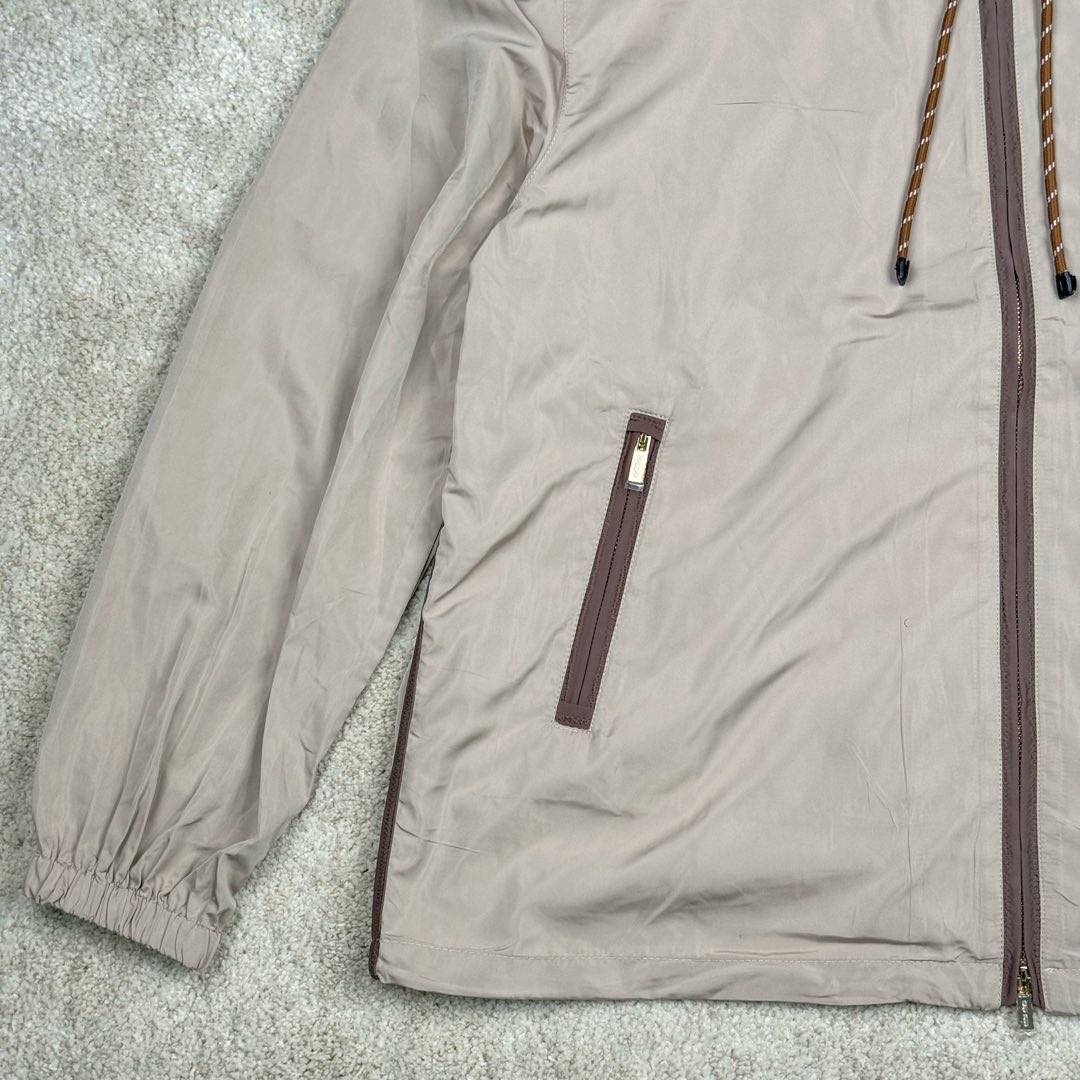 图片[6]-＃GD广顶 MIU MIU缪缪 纯色拉链连帽长袖户外冲锋衣夹克外套 米色 面料采用Miu家再生轻量化防风面料 定制抽绳 开模抽绳扣 拉链所有位置采用人字车（市场版本没这个机器都是代替工艺）内里非常难做 所有细节还原原版 包边内袋 无缝工艺 所有车线位置全部用捆条包裹 完美还原奢侈品该有的质感 尺码：36 38 40 42-选品中心
