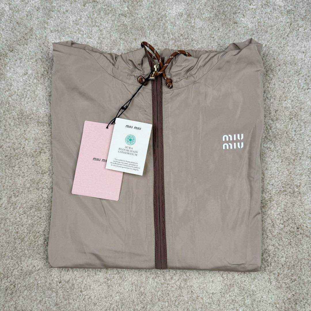 图片[11]-＃GD广顶 MIU MIU缪缪 纯色拉链连帽长袖户外冲锋衣夹克外套 米色 面料采用Miu家再生轻量化防风面料 定制抽绳 开模抽绳扣 拉链所有位置采用人字车（市场版本没这个机器都是代替工艺）内里非常难做 所有细节还原原版 包边内袋 无缝工艺 所有车线位置全部用捆条包裹 完美还原奢侈品该有的质感 尺码：36 38 40 42-选品中心